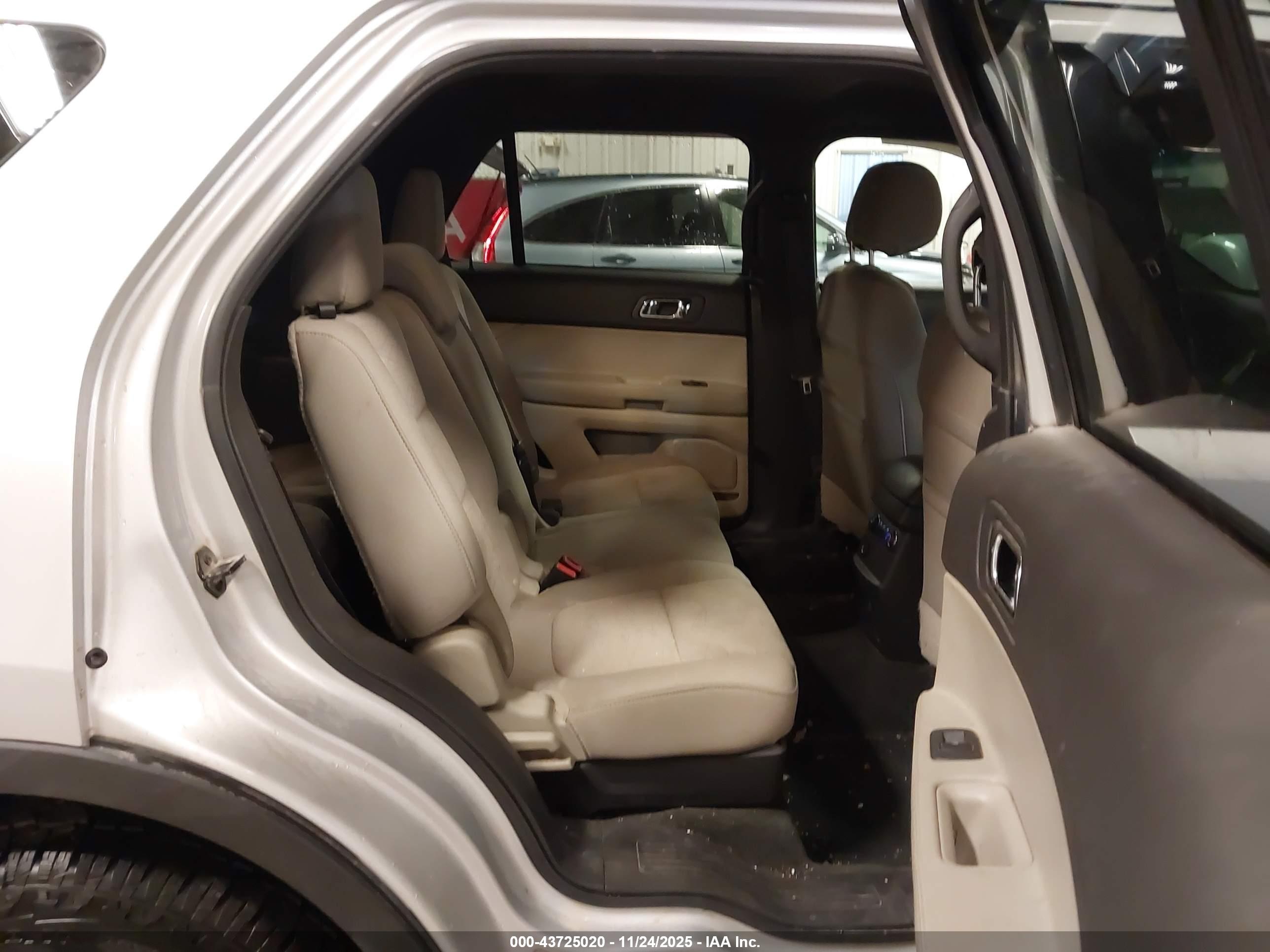 FORD EXPLORER image 8