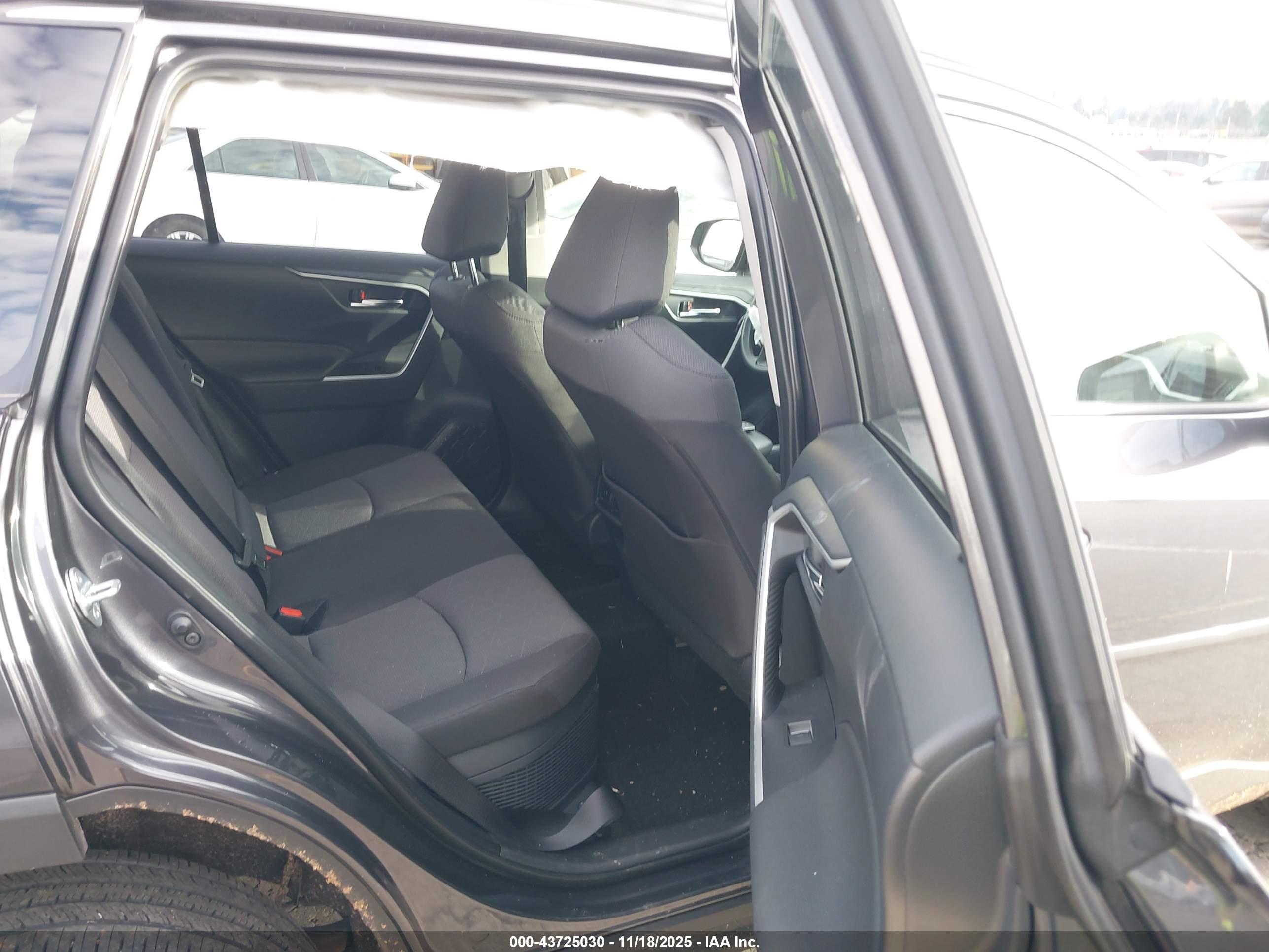 TOYOTA RAV4 image 8