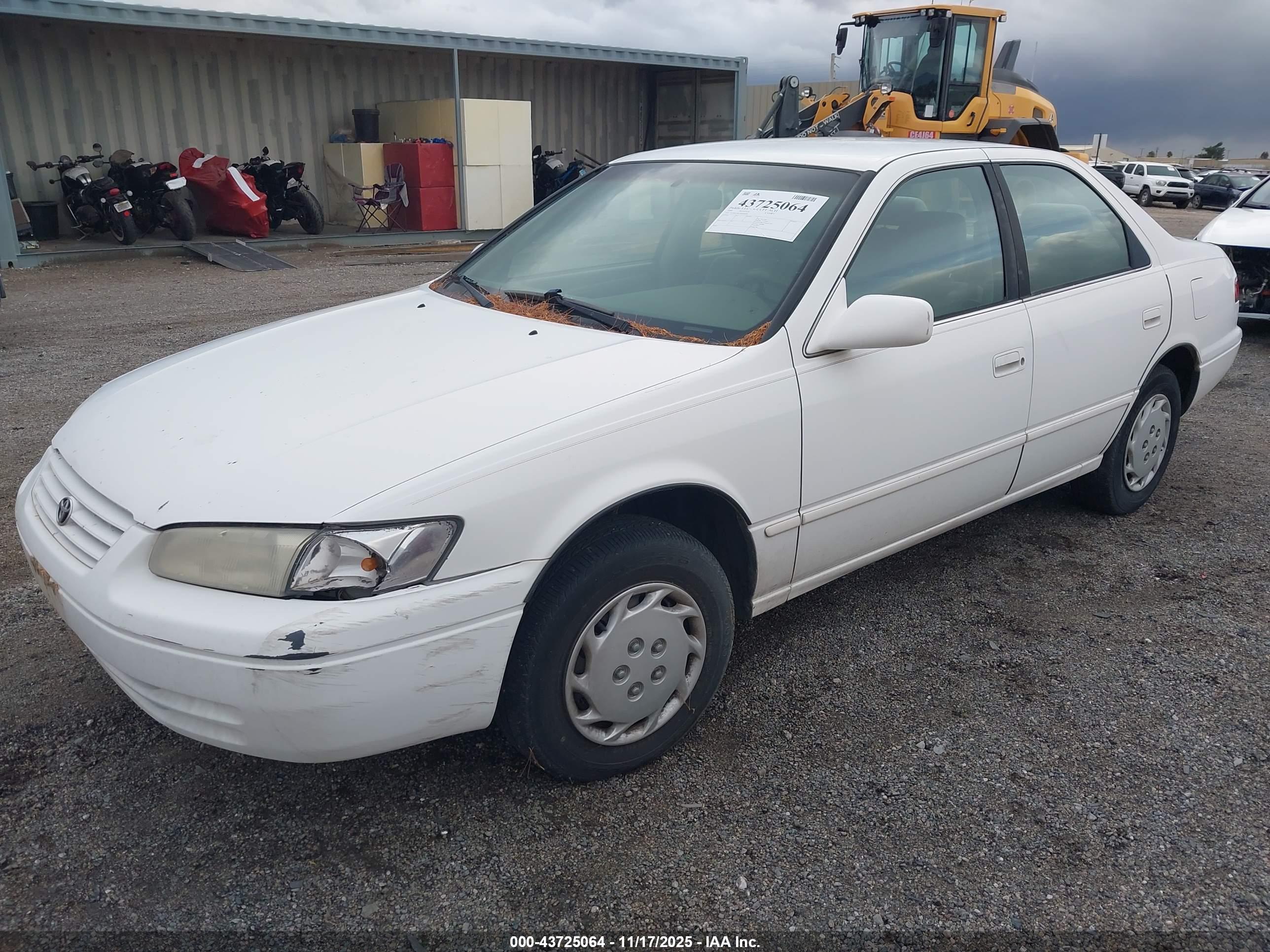 TOYOTA CAMRY image 2
