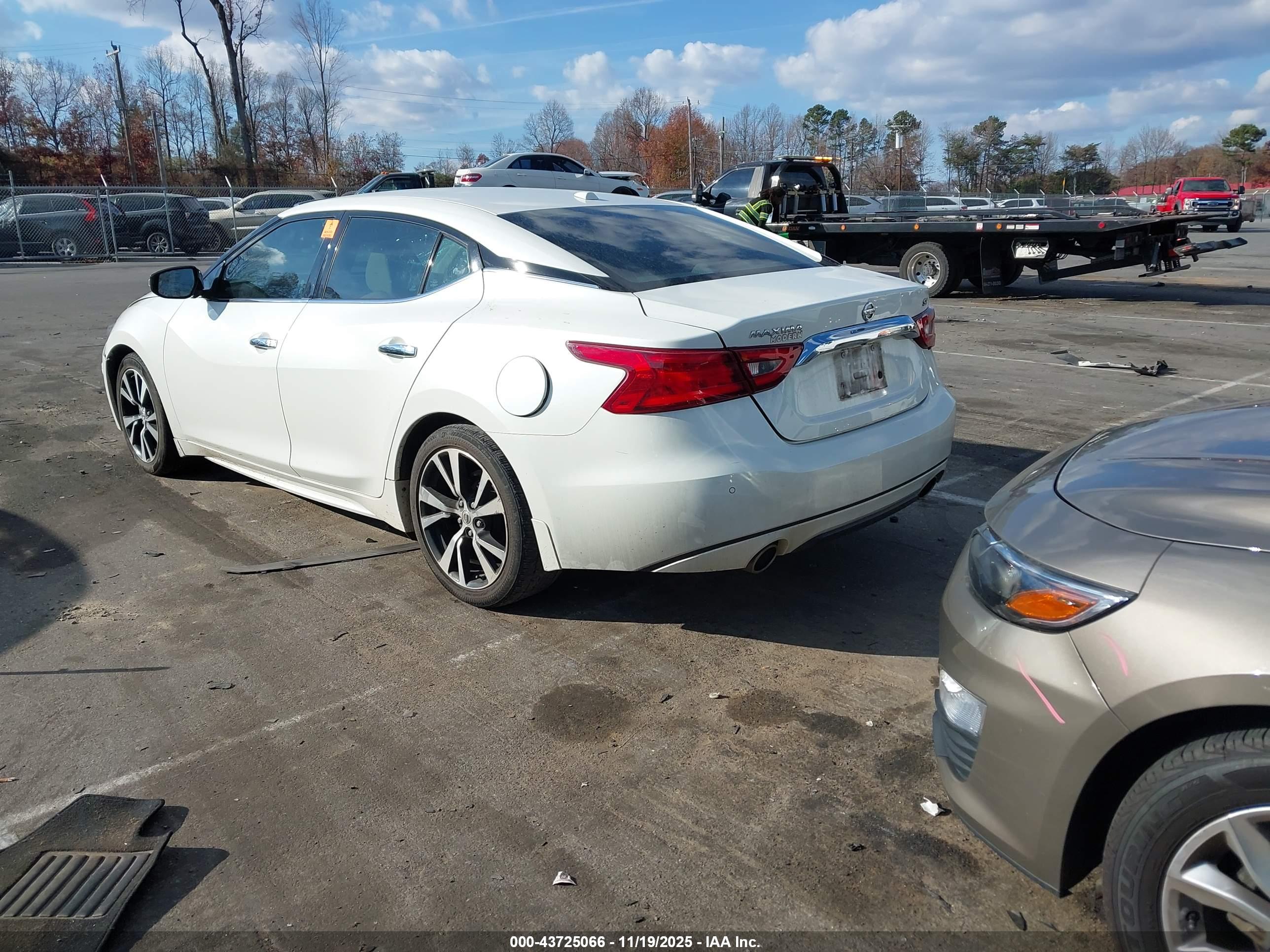 NISSAN MAXIMA image 3