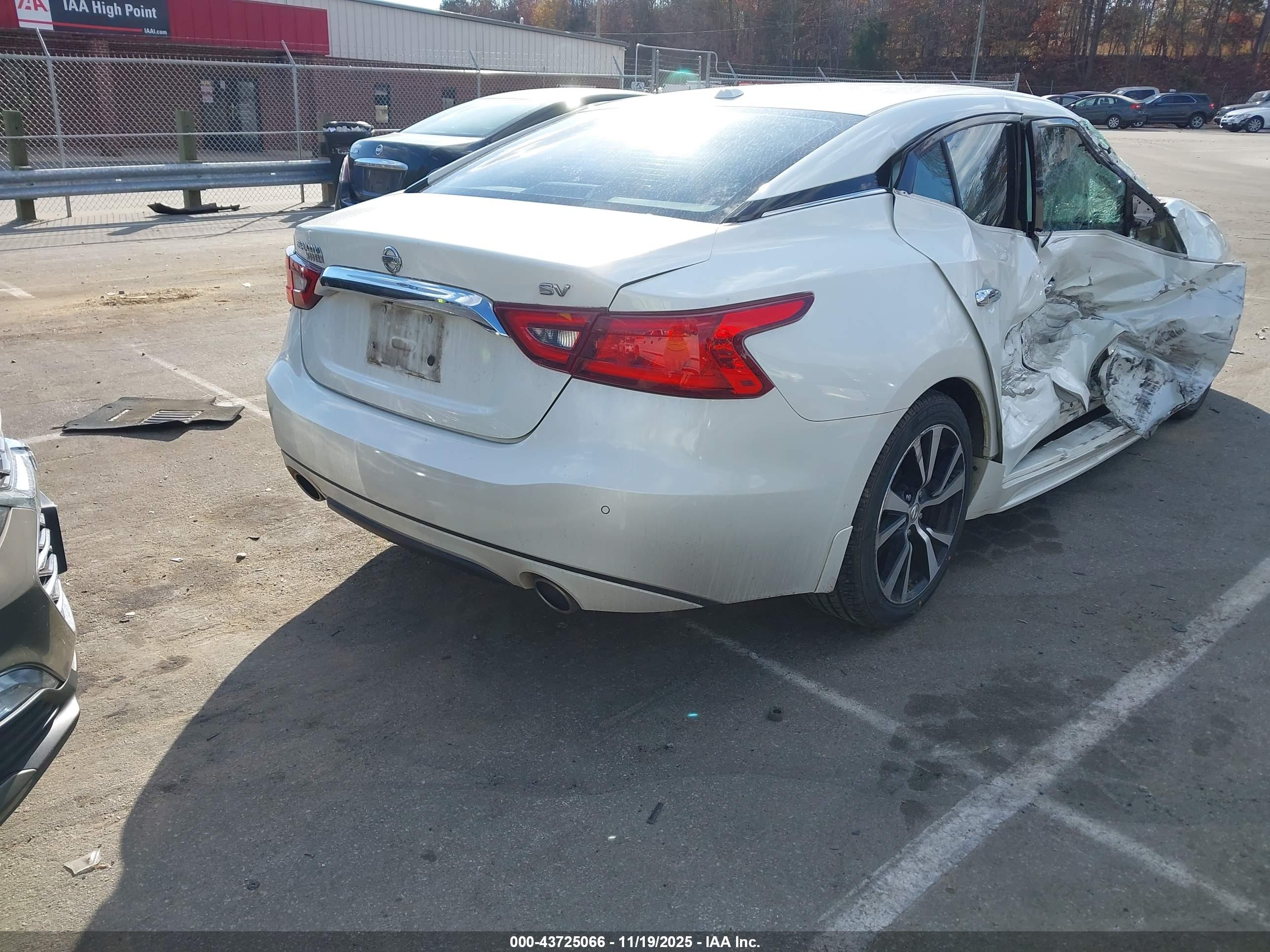 NISSAN MAXIMA image 4