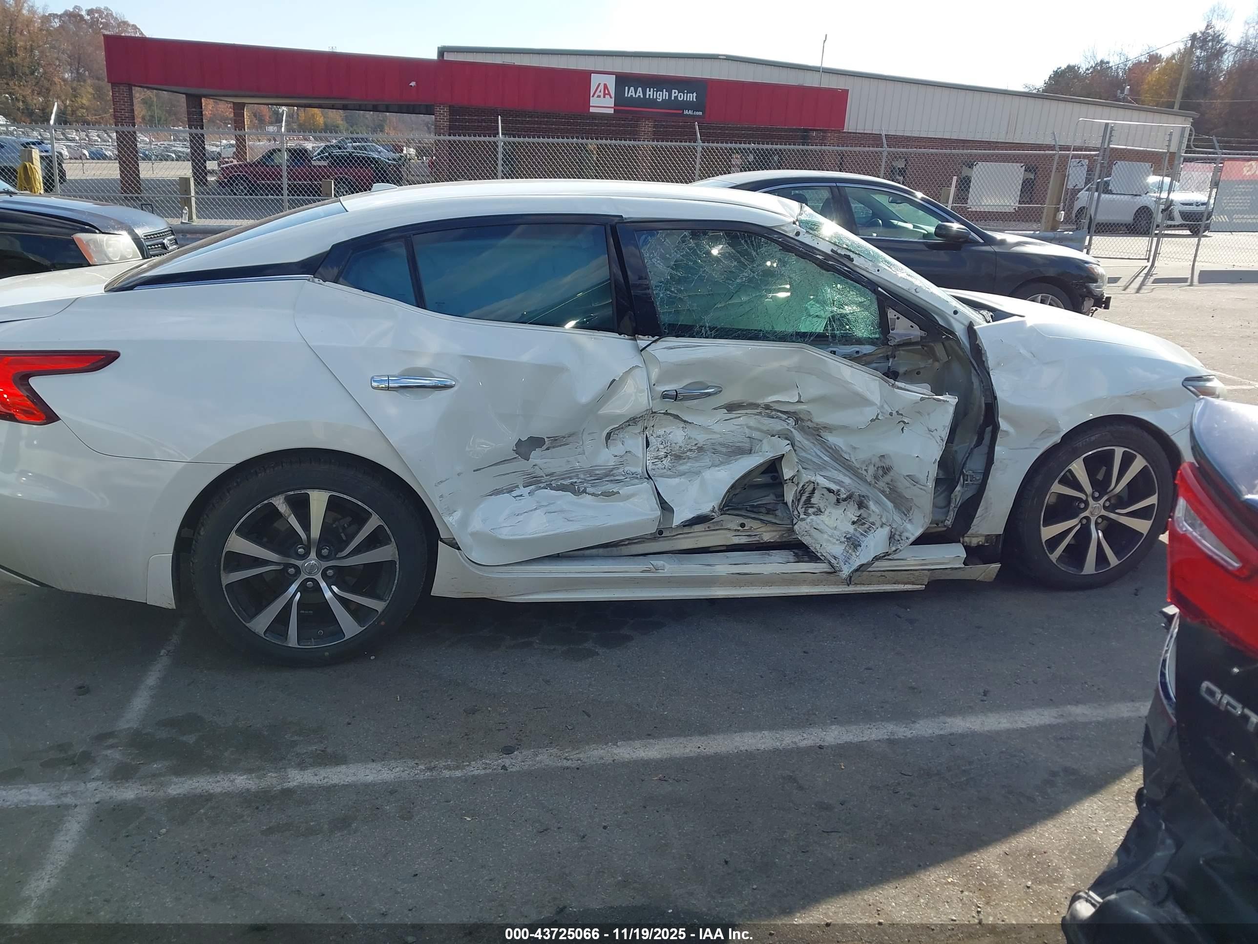 NISSAN MAXIMA image 6