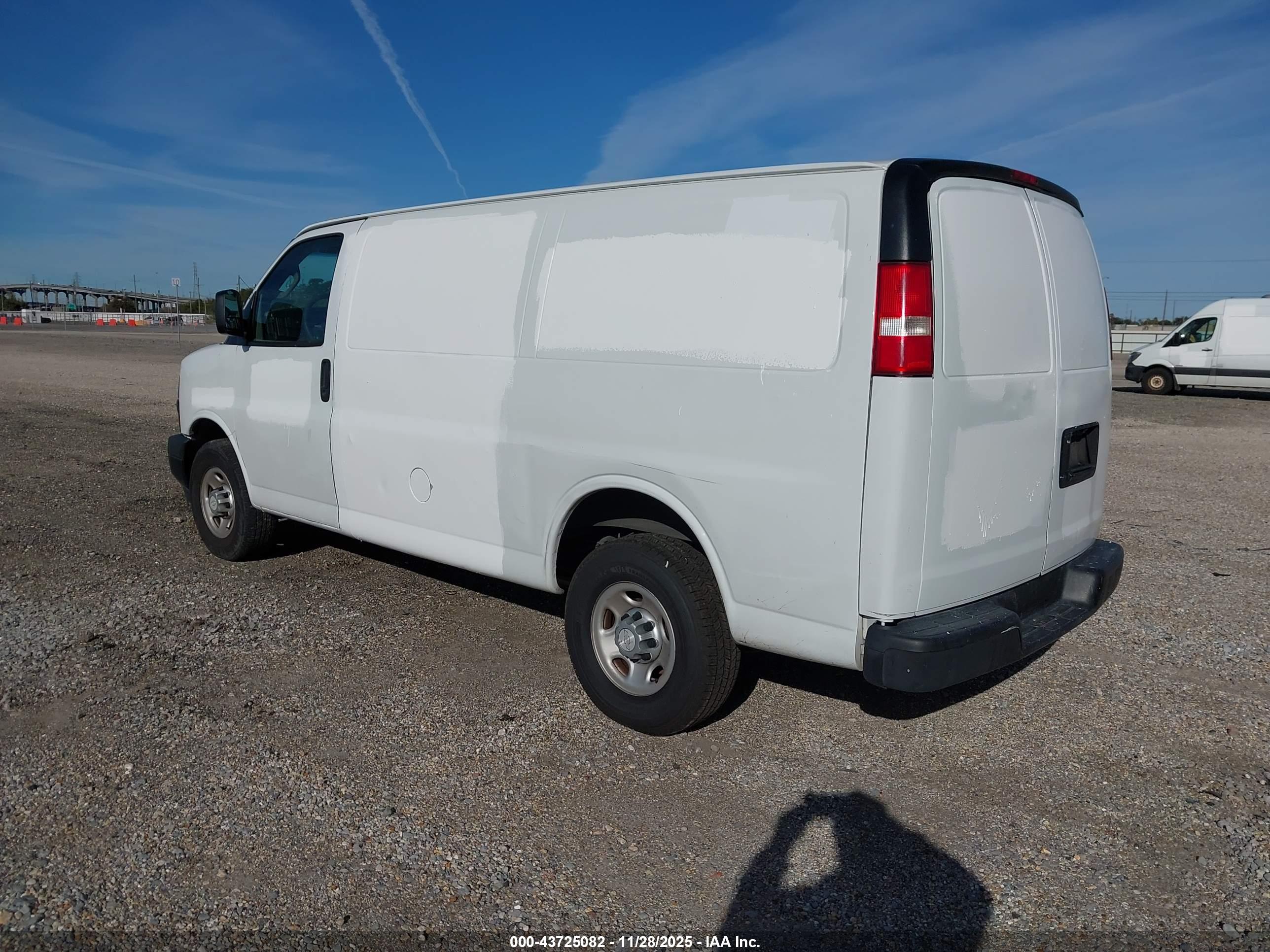CHEVROLET EXPRESS image 3