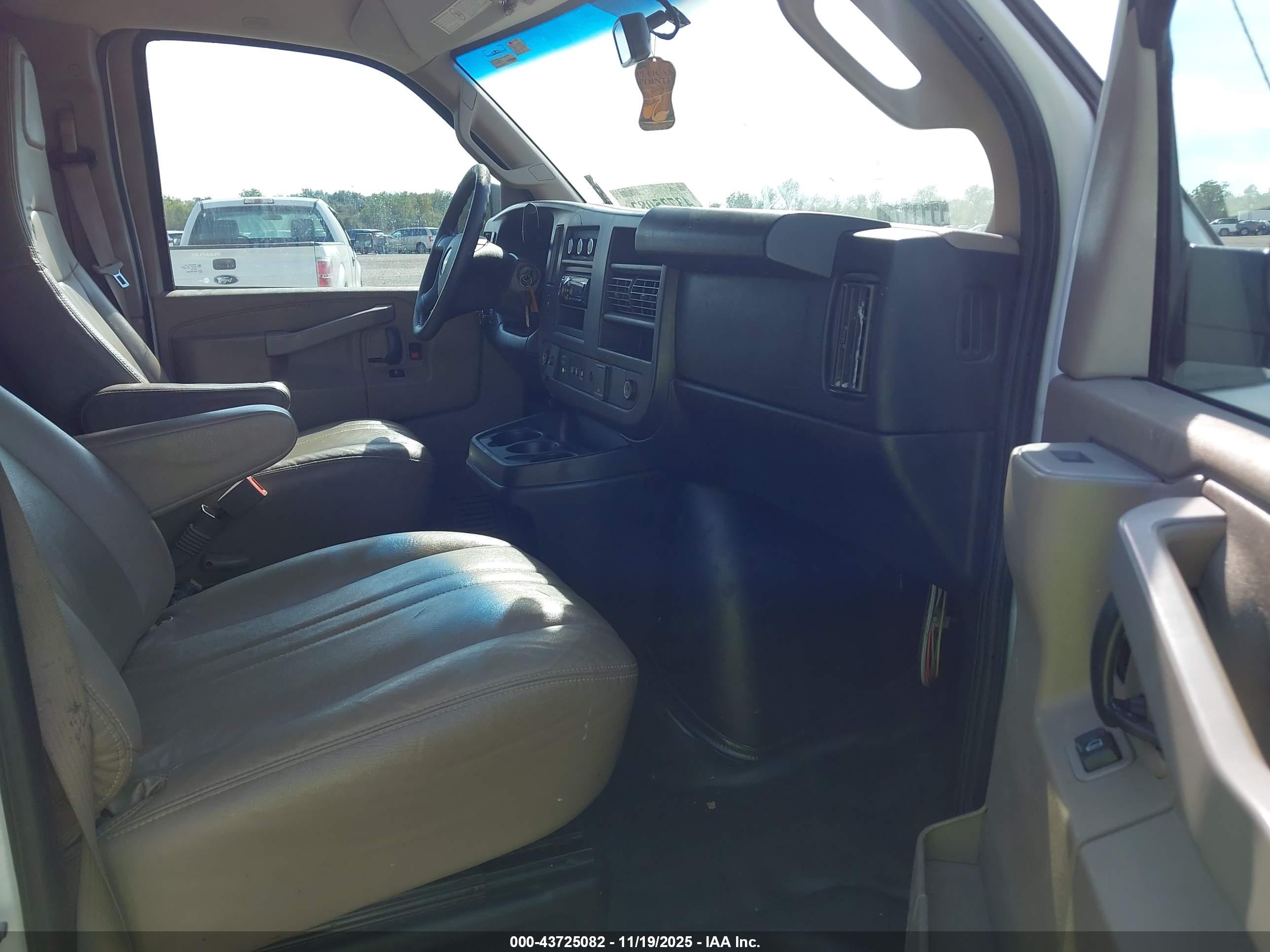 CHEVROLET EXPRESS image 5