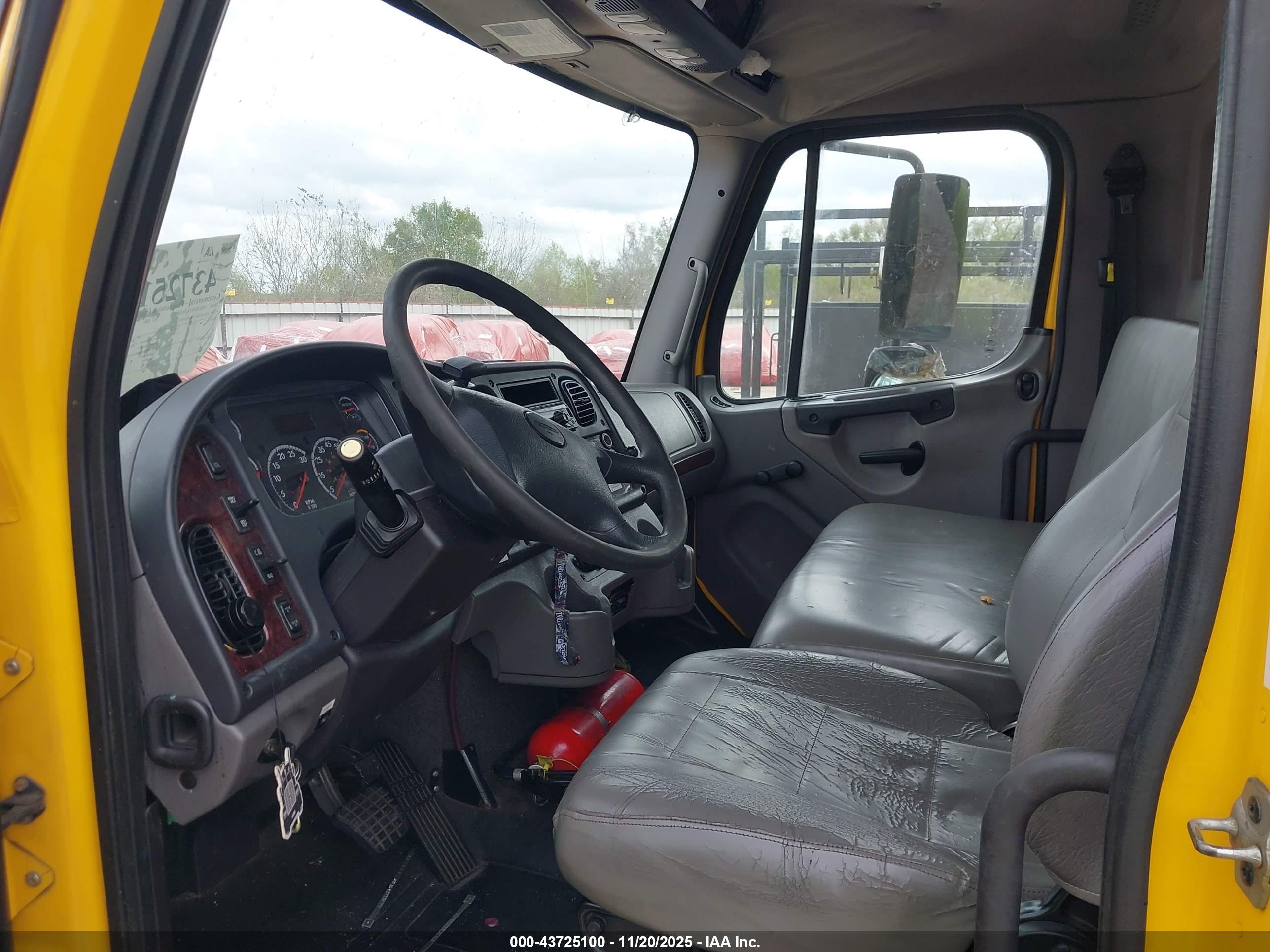 FREIGHTLINER M2 image 8