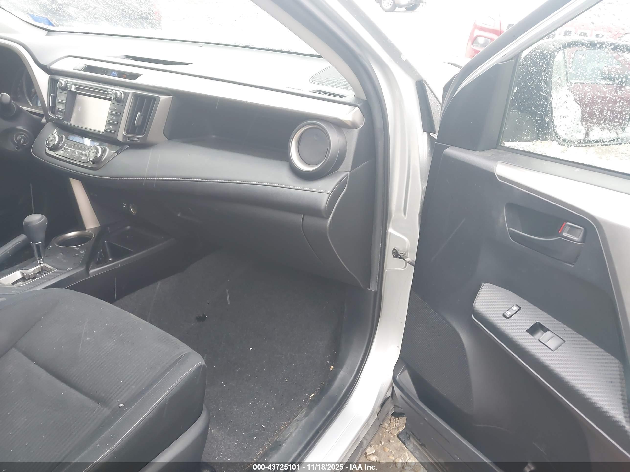 TOYOTA RAV4 image 5