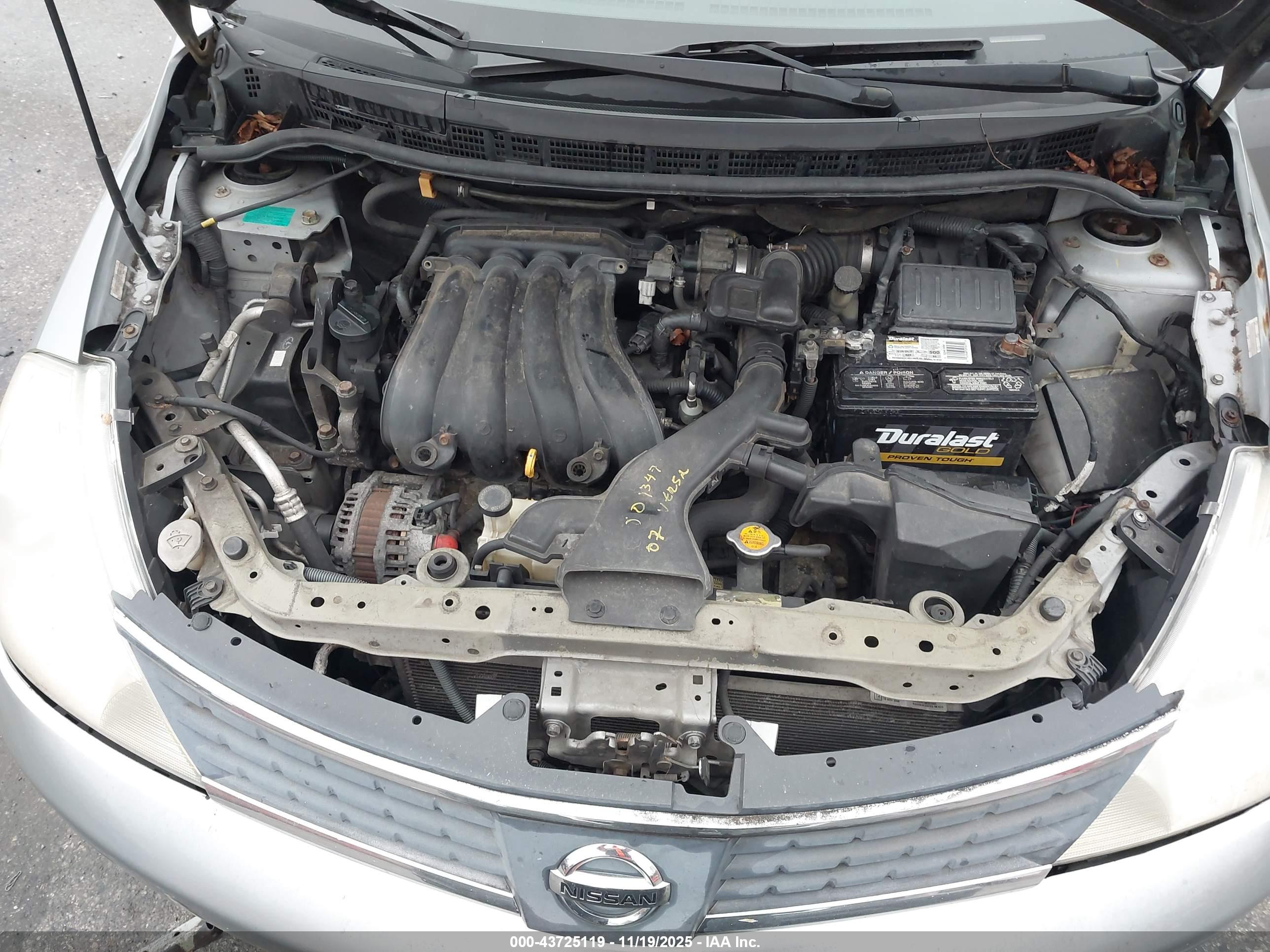 NISSAN VERSA image 10