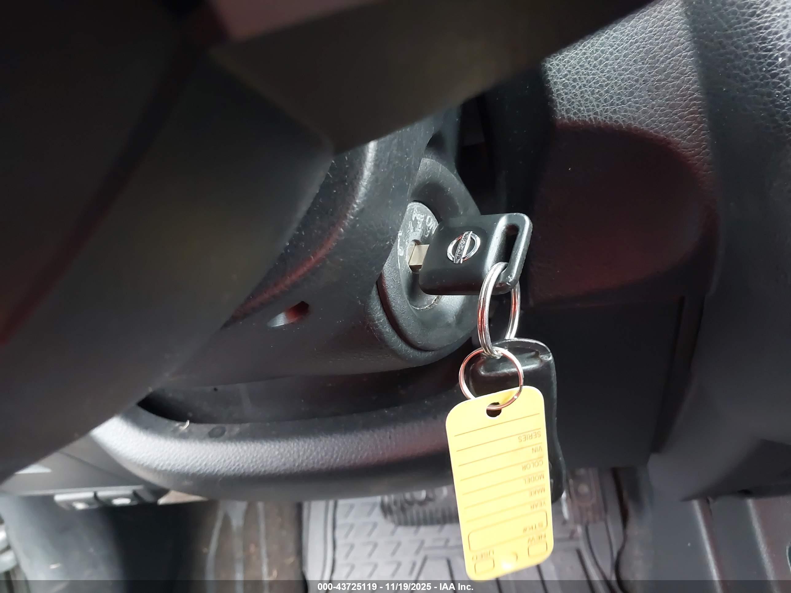 NISSAN VERSA image 11