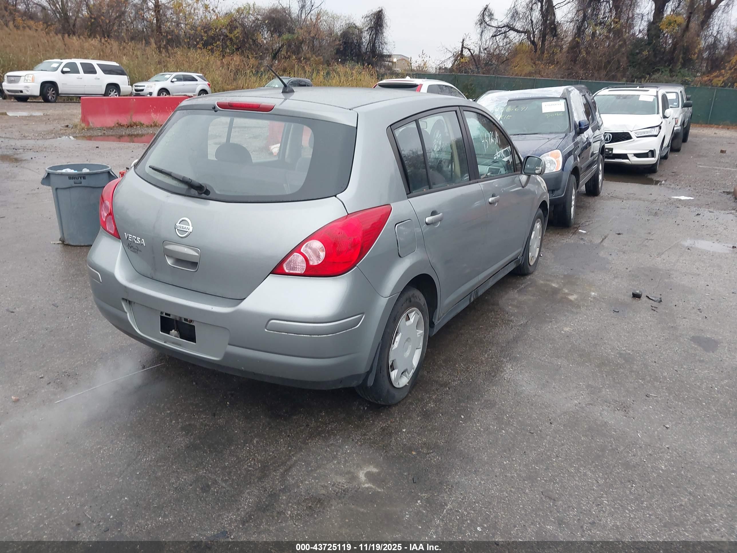 NISSAN VERSA image 4