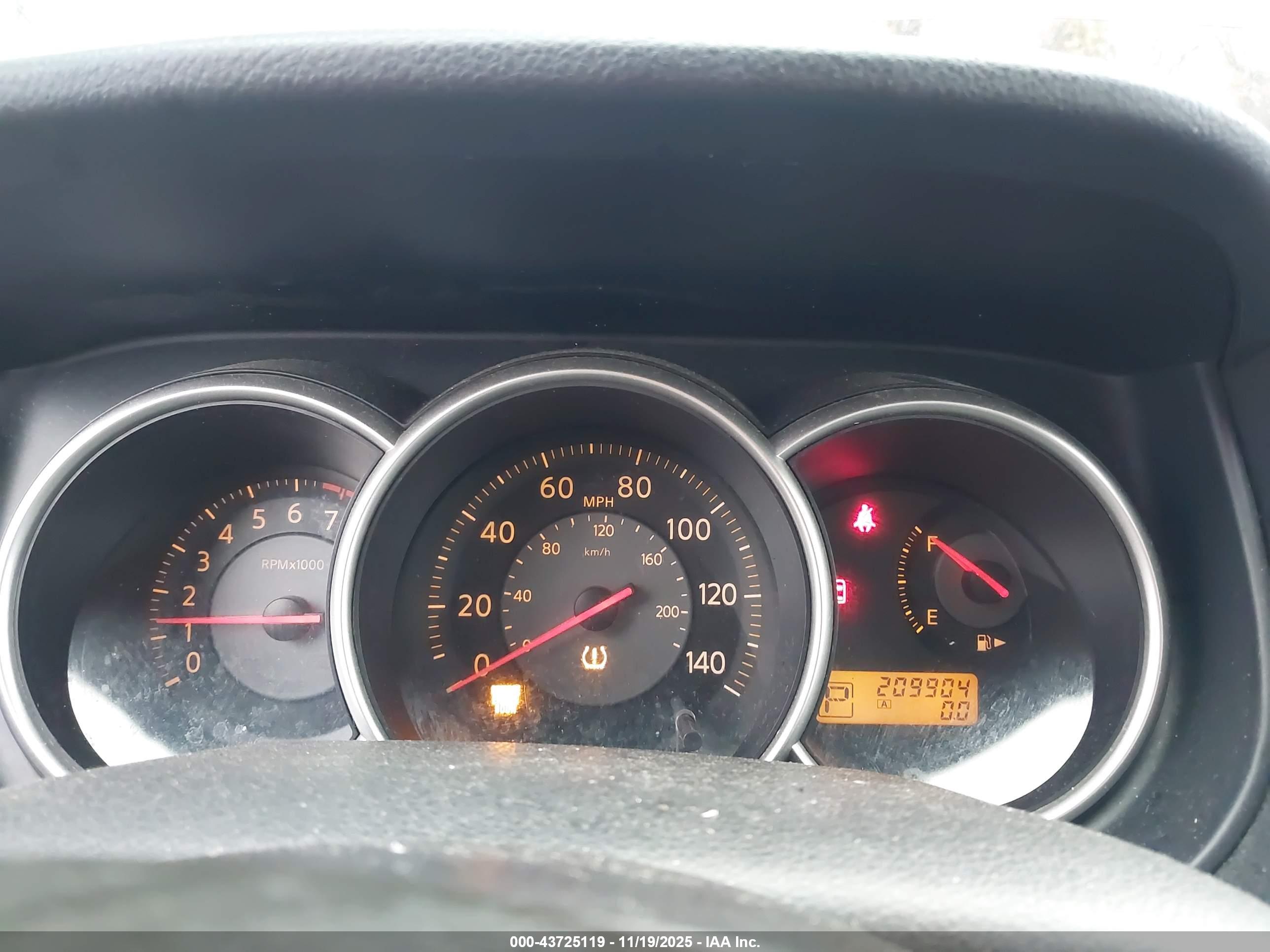 NISSAN VERSA image 7