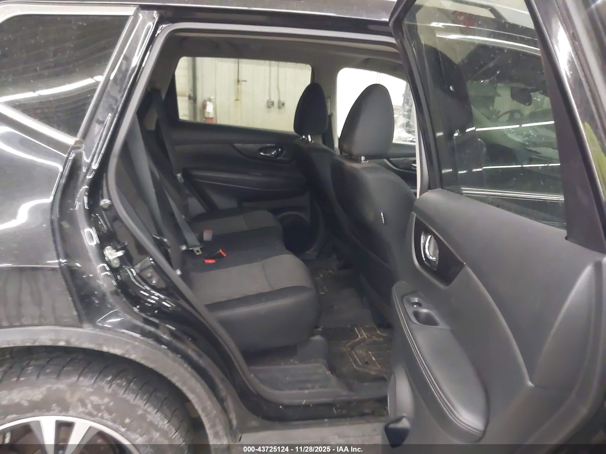 NISSAN ROGUE image 8