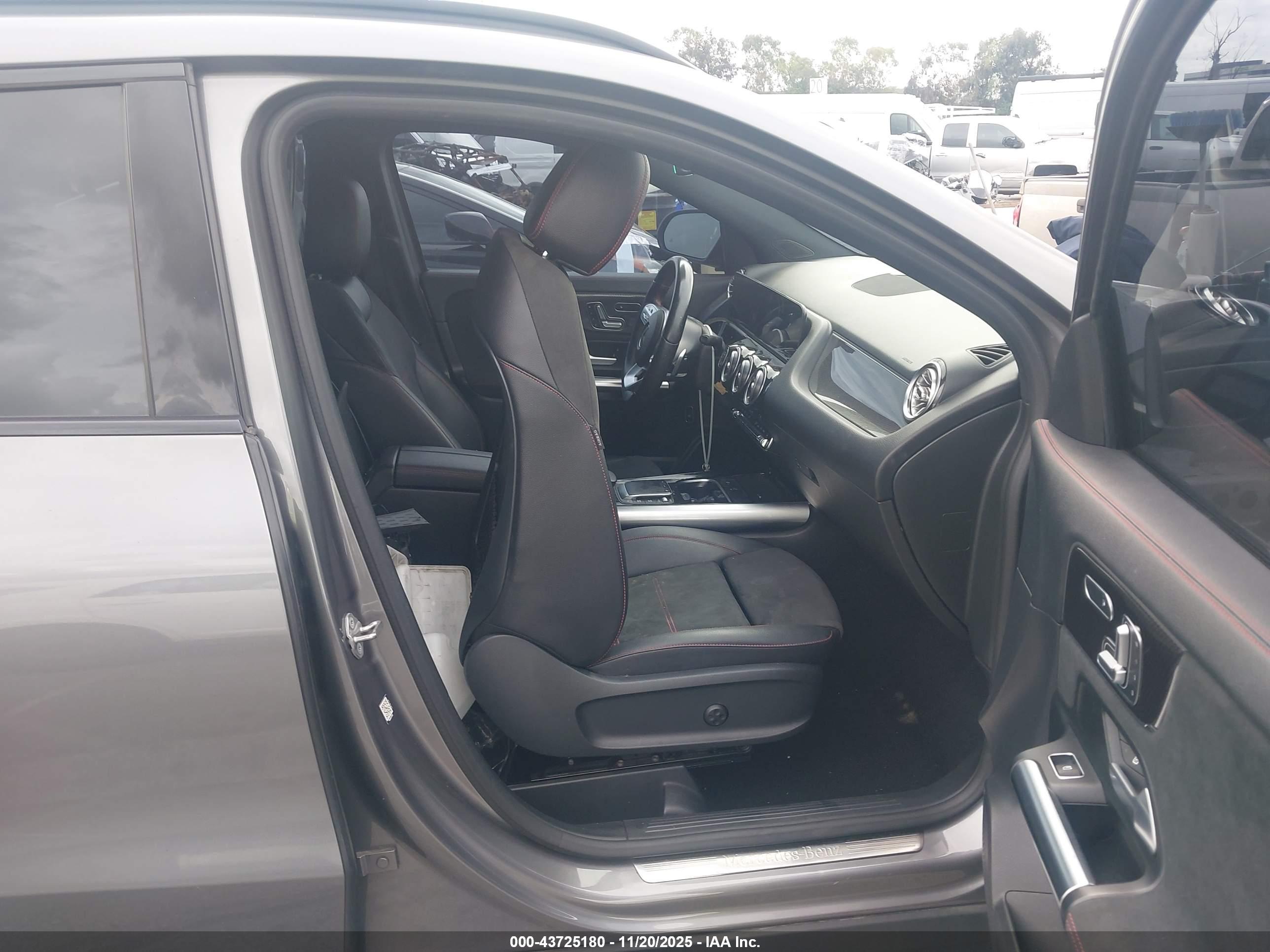 MERCEDES-BENZ GLA image 5