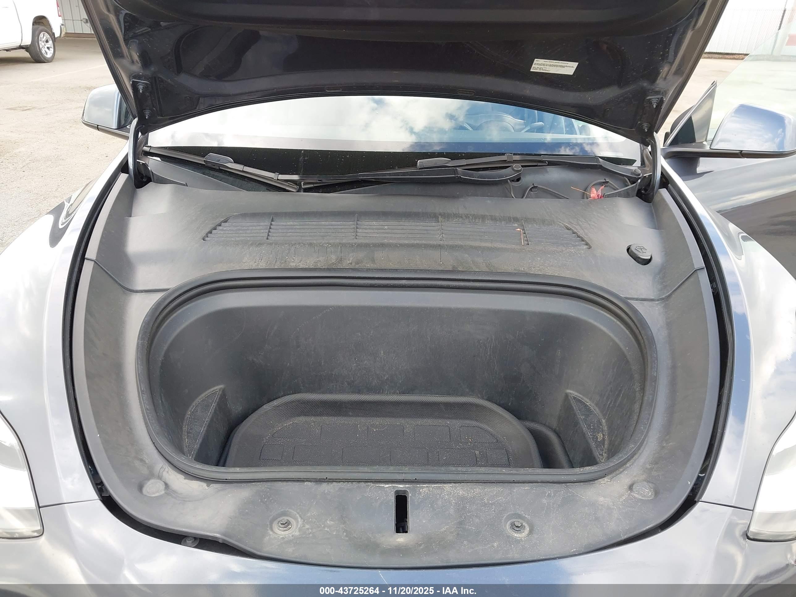 TESLA MODEL image 10