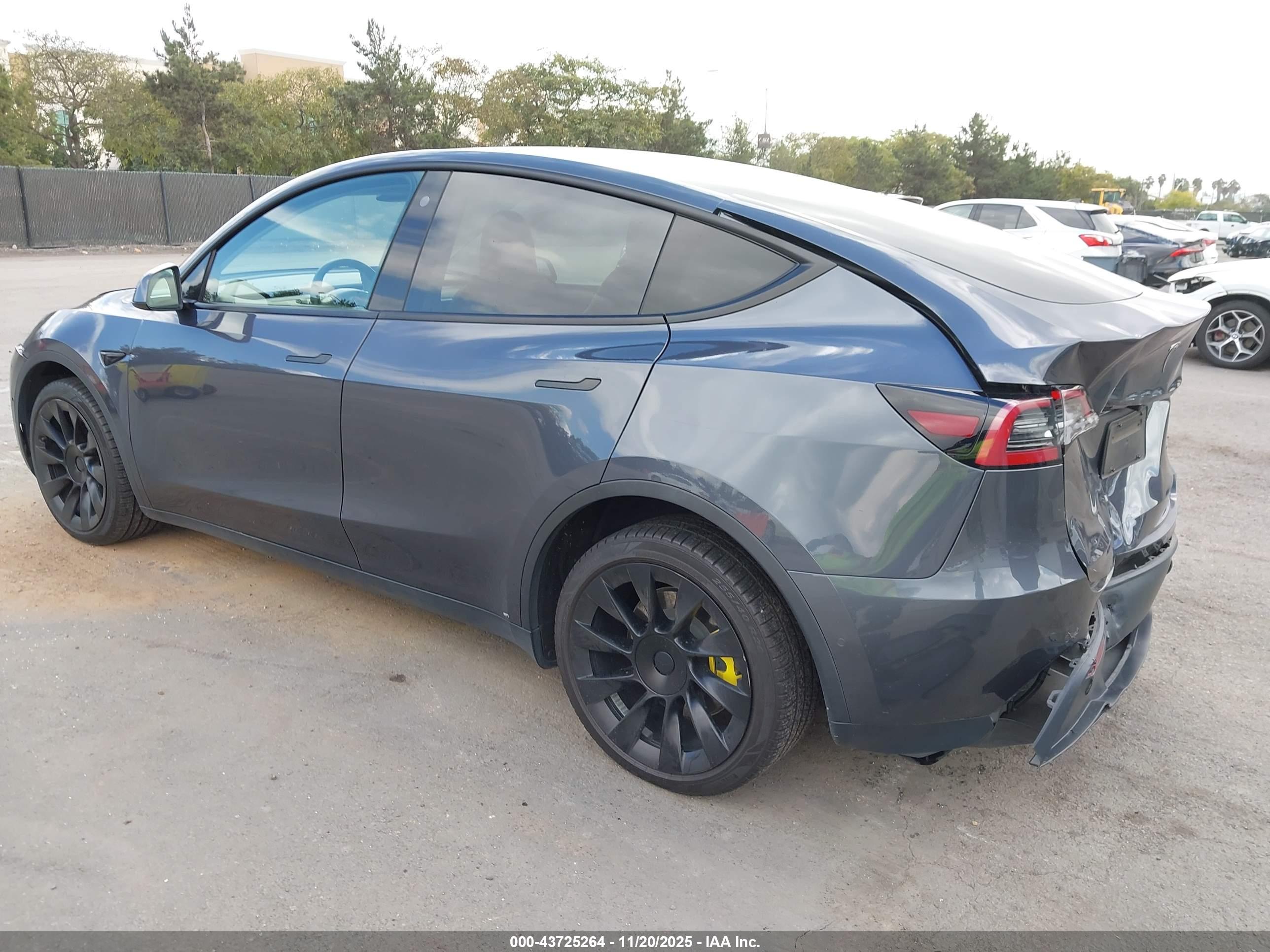 TESLA MODEL image 3