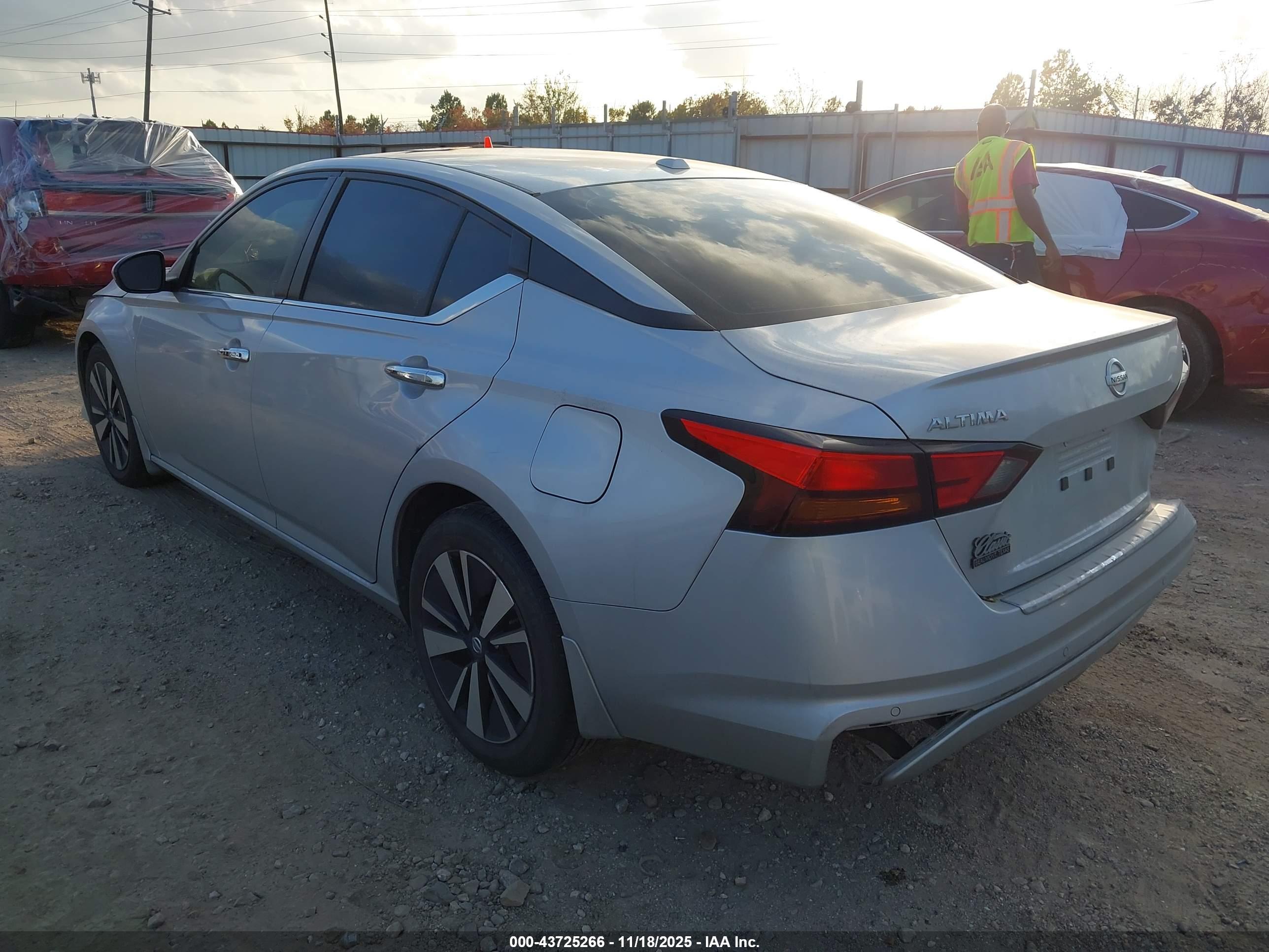 NISSAN ALTIMA image 3