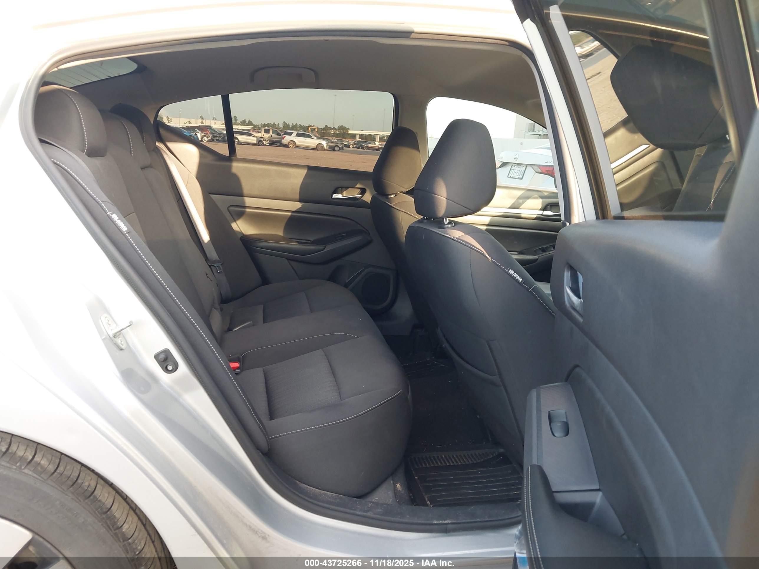 NISSAN ALTIMA image 8