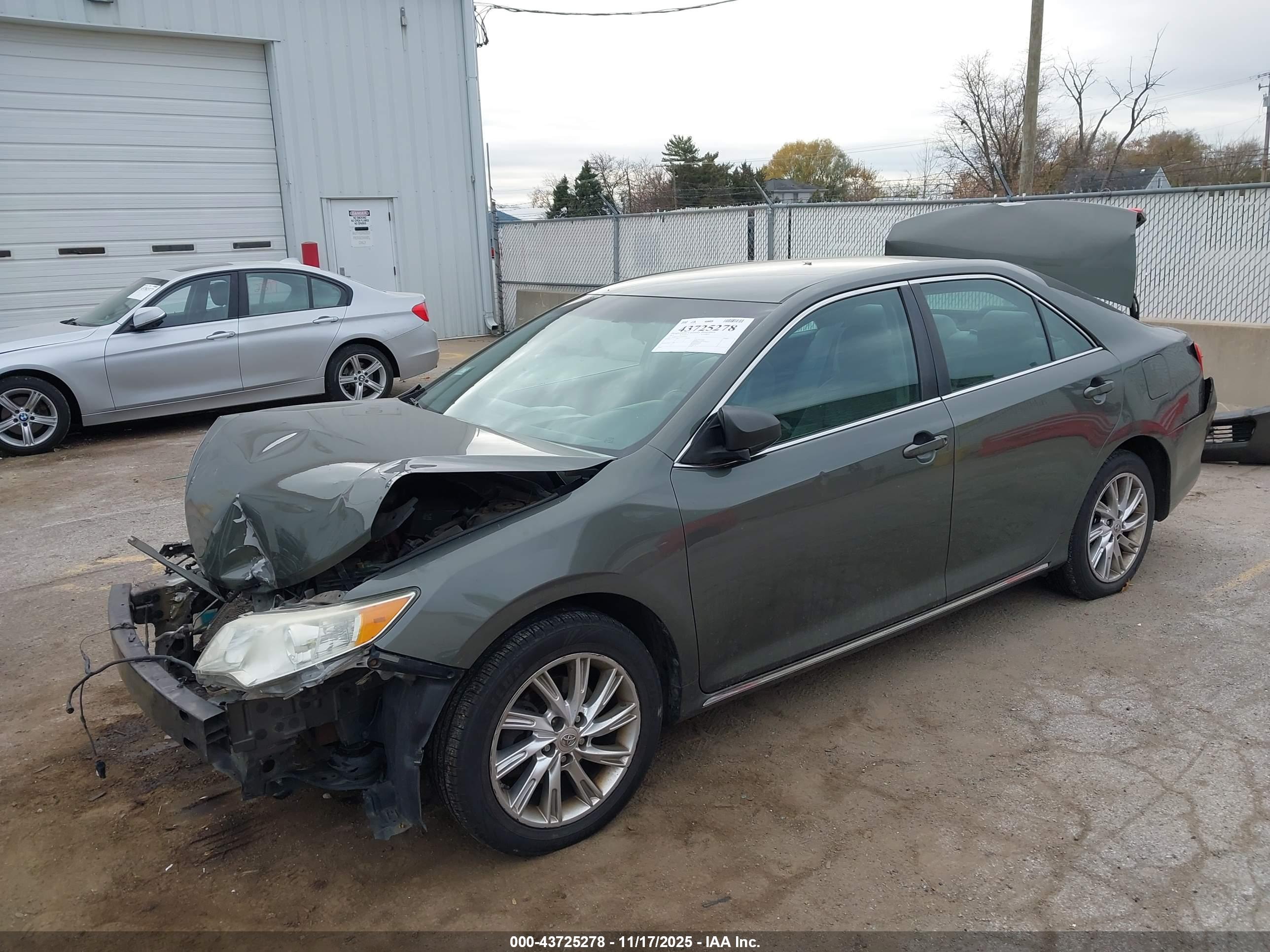 TOYOTA CAMRY image 2