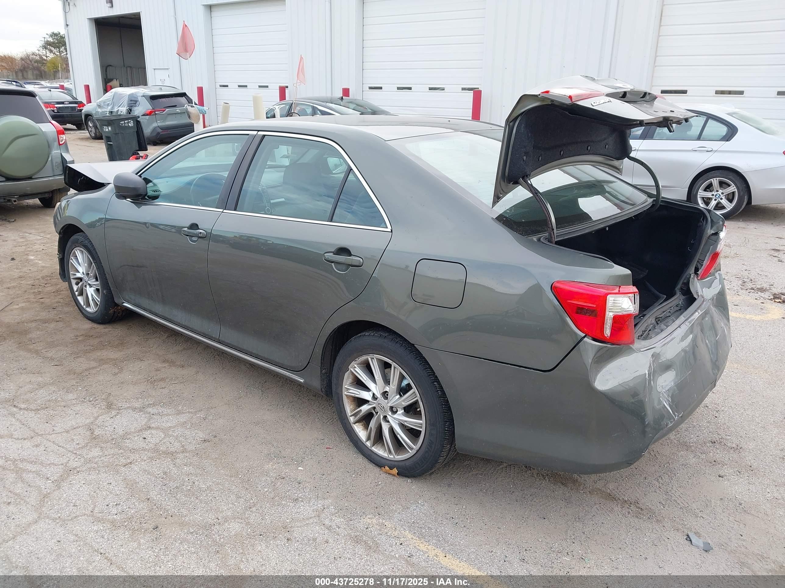 TOYOTA CAMRY image 3
