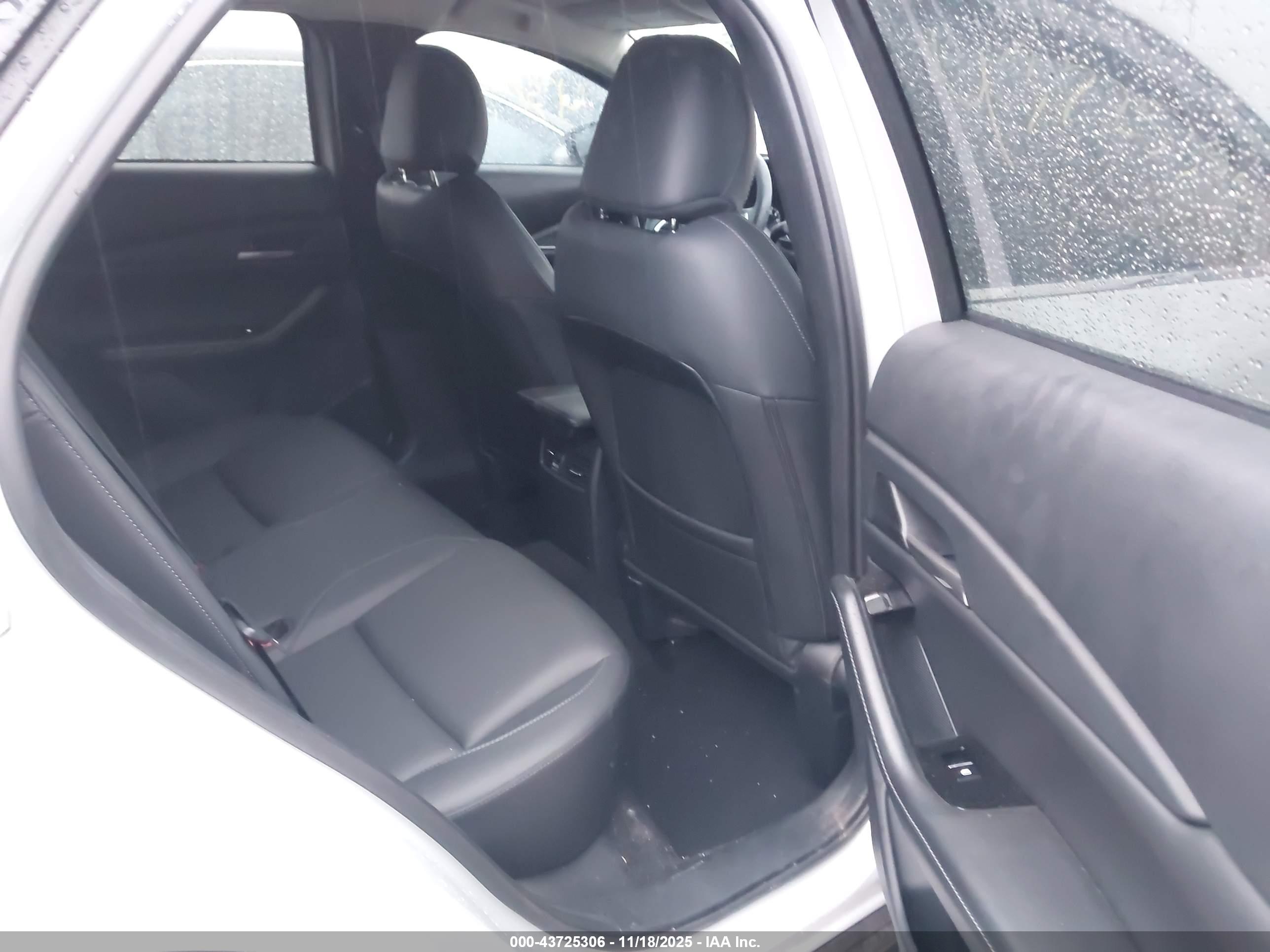 MAZDA CX-30 image 8