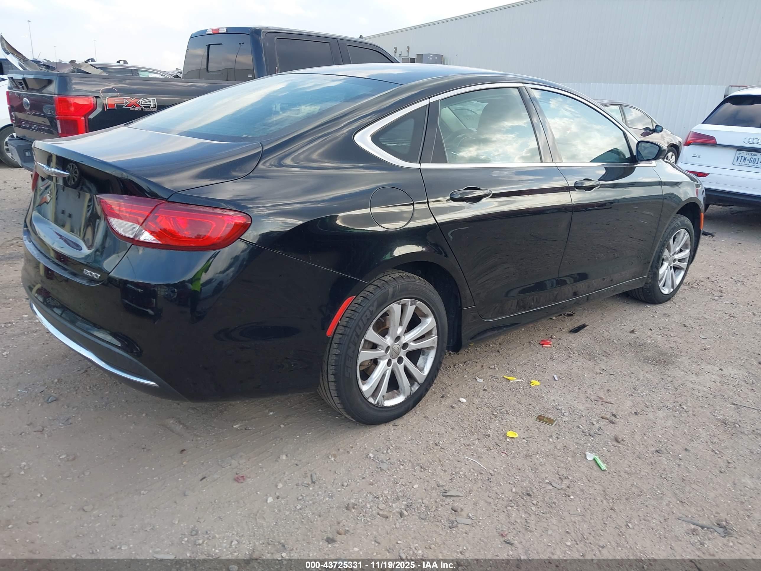 CHRYSLER 200 image 4