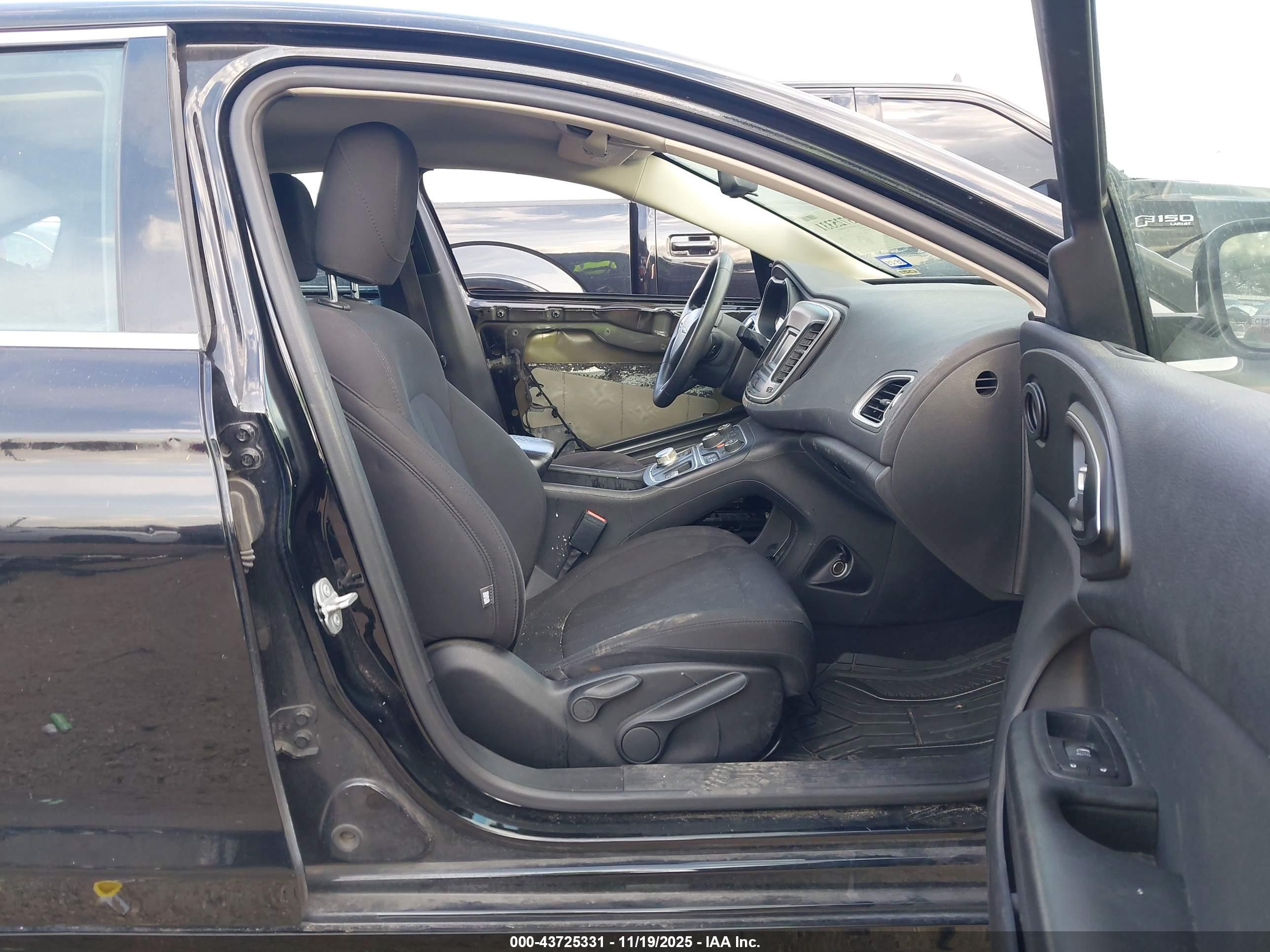 CHRYSLER 200 image 5