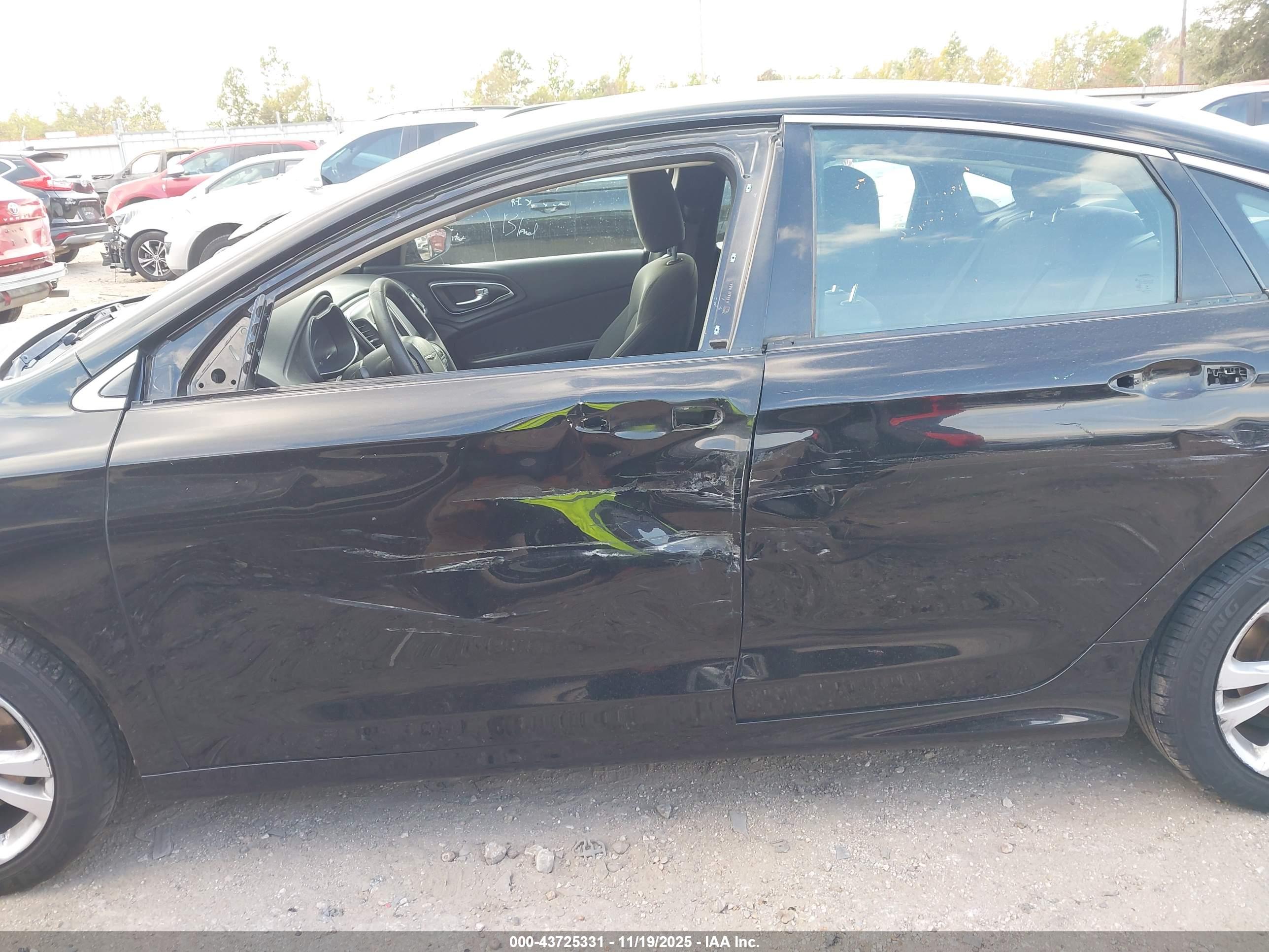 CHRYSLER 200 image 6