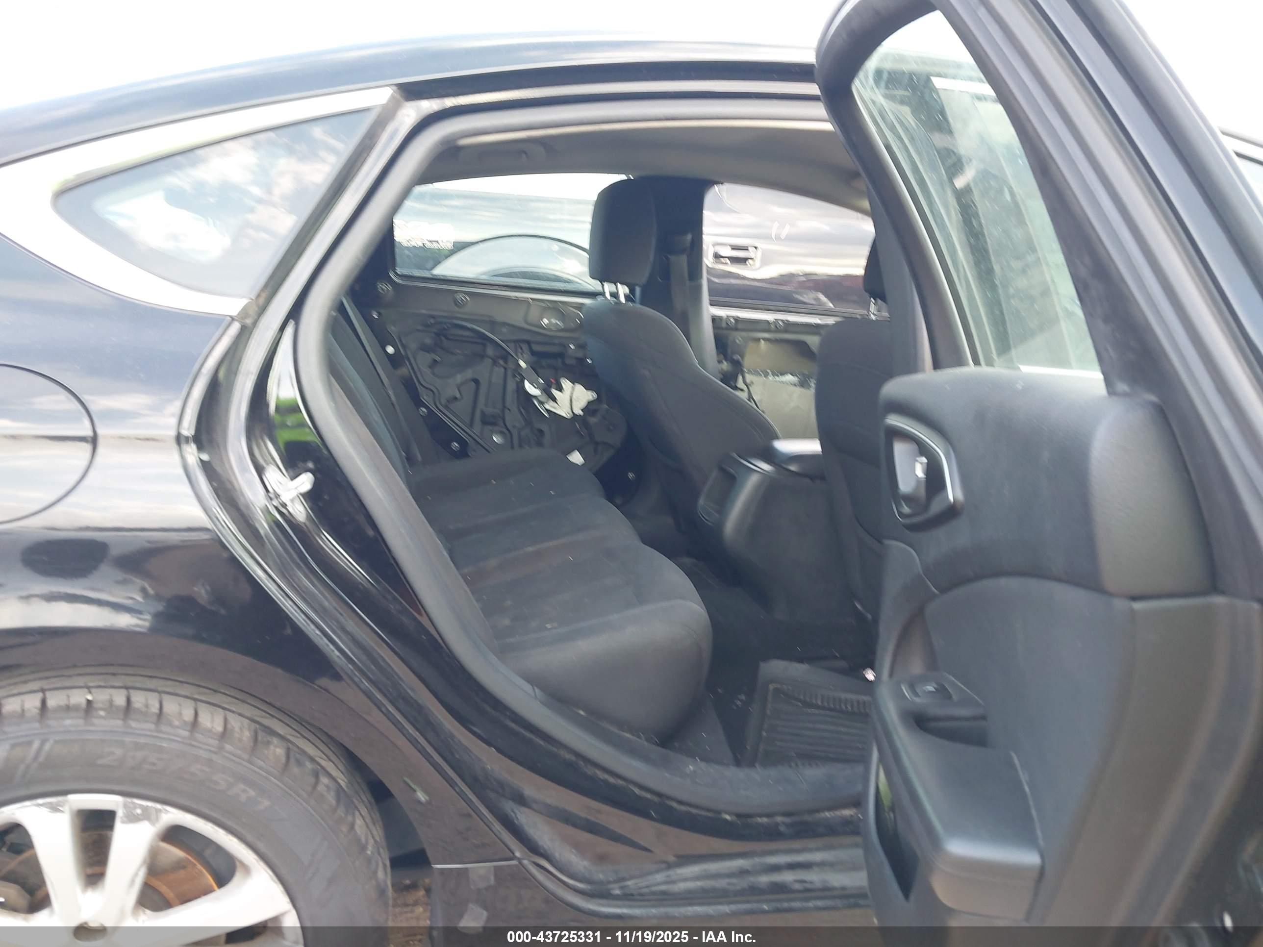 CHRYSLER 200 image 8