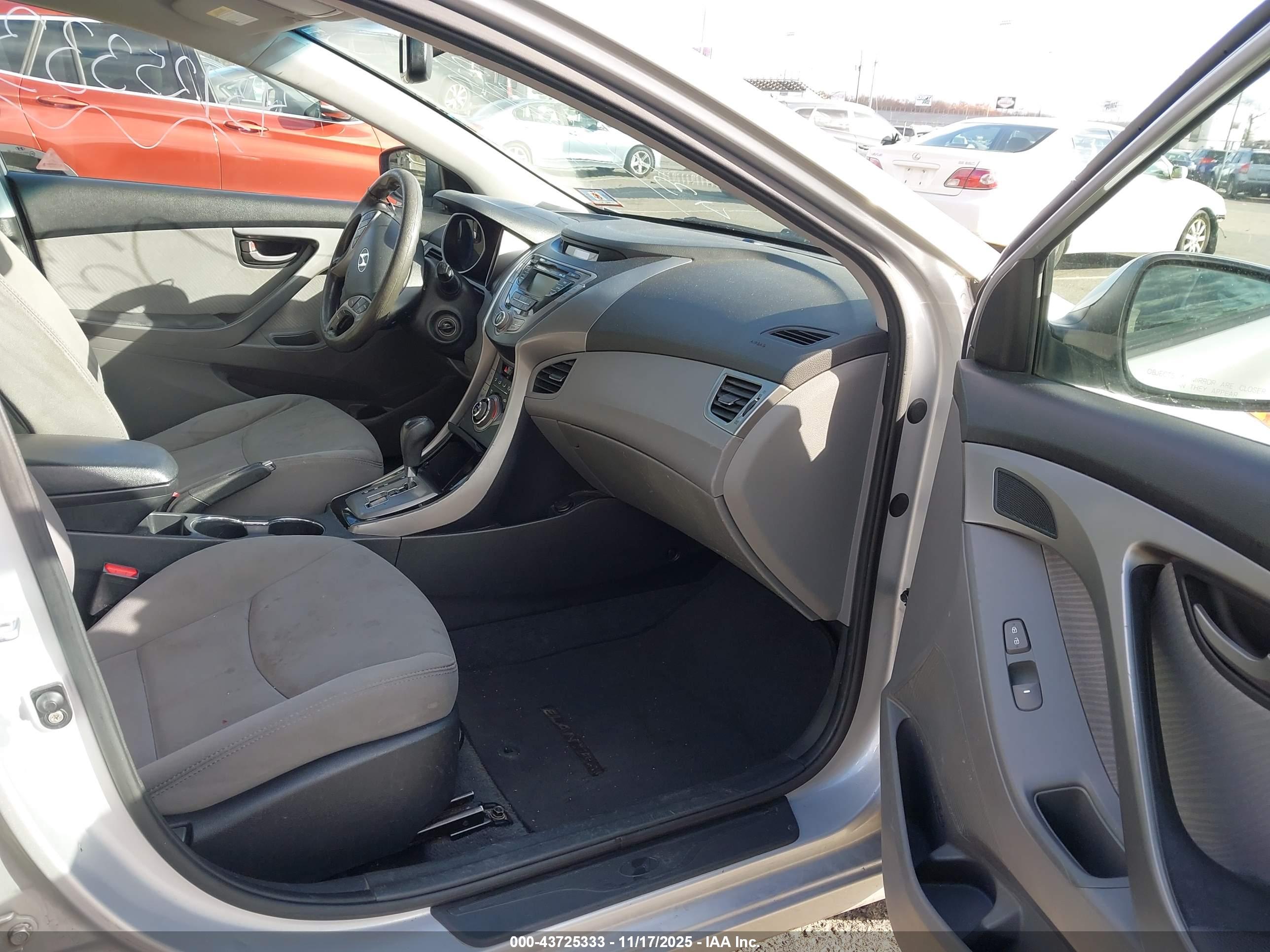 HYUNDAI ELANTRA image 5