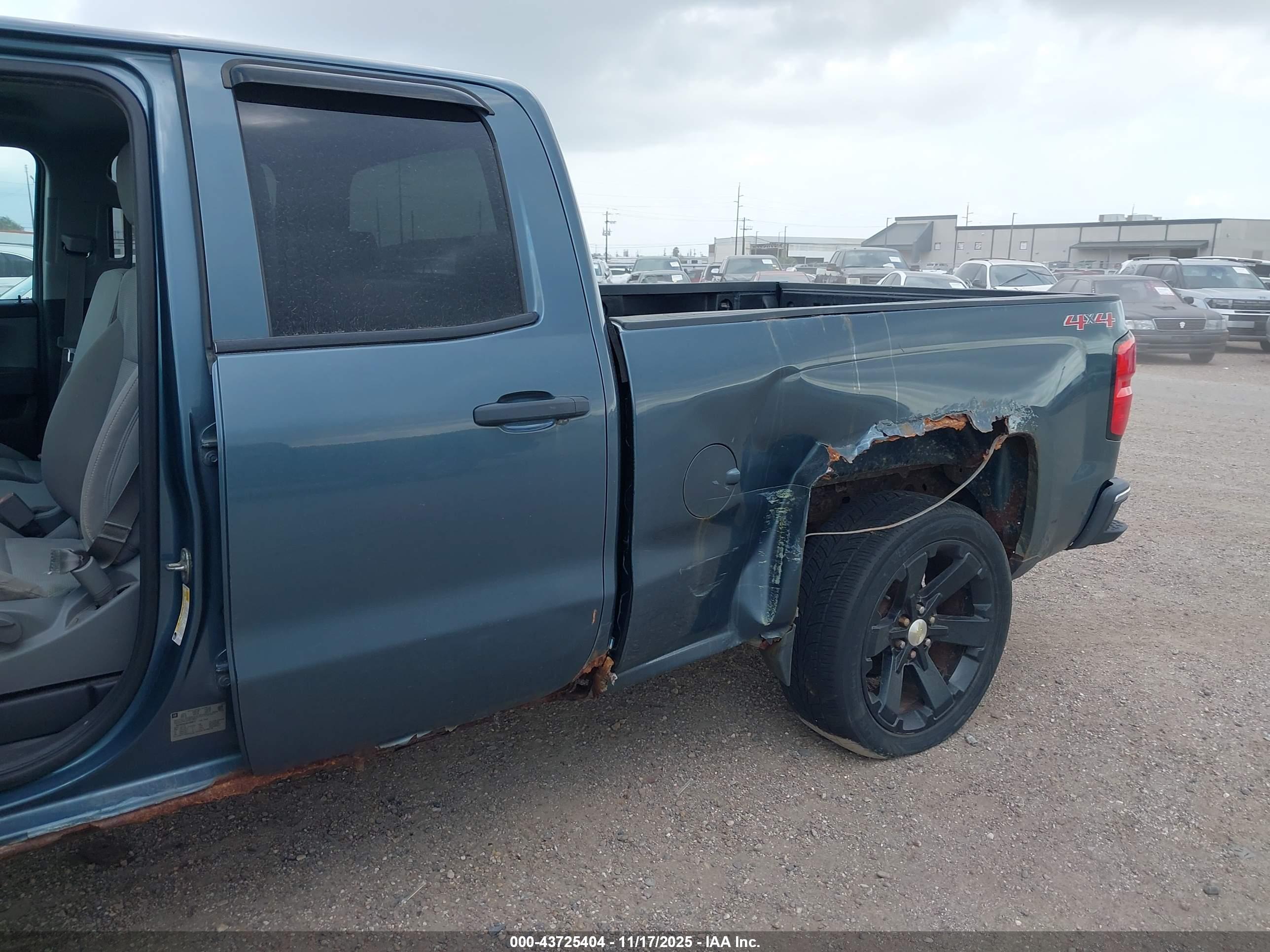 CHEVROLET SILVERADO image 6