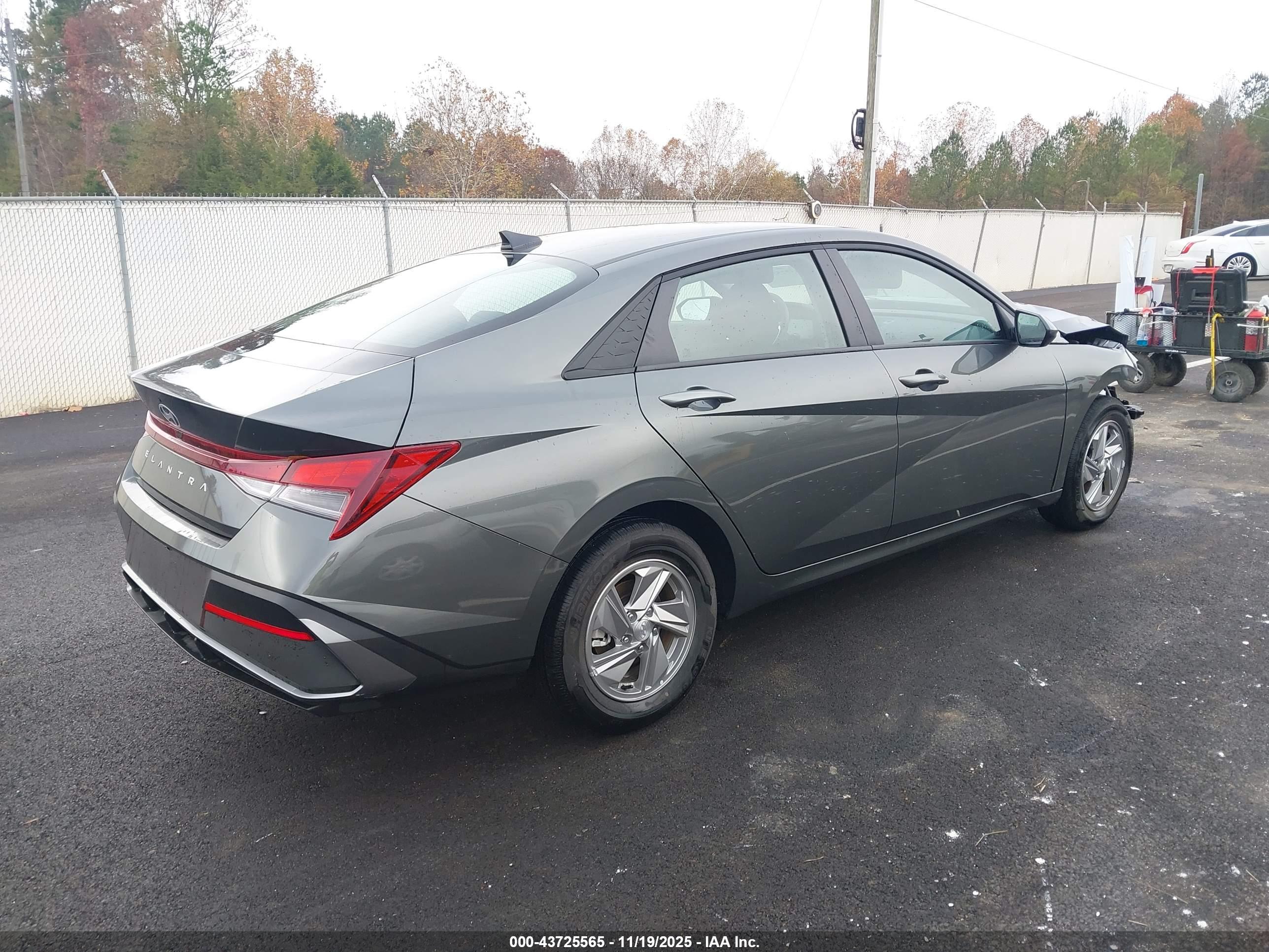 HYUNDAI ELANTRA image 4