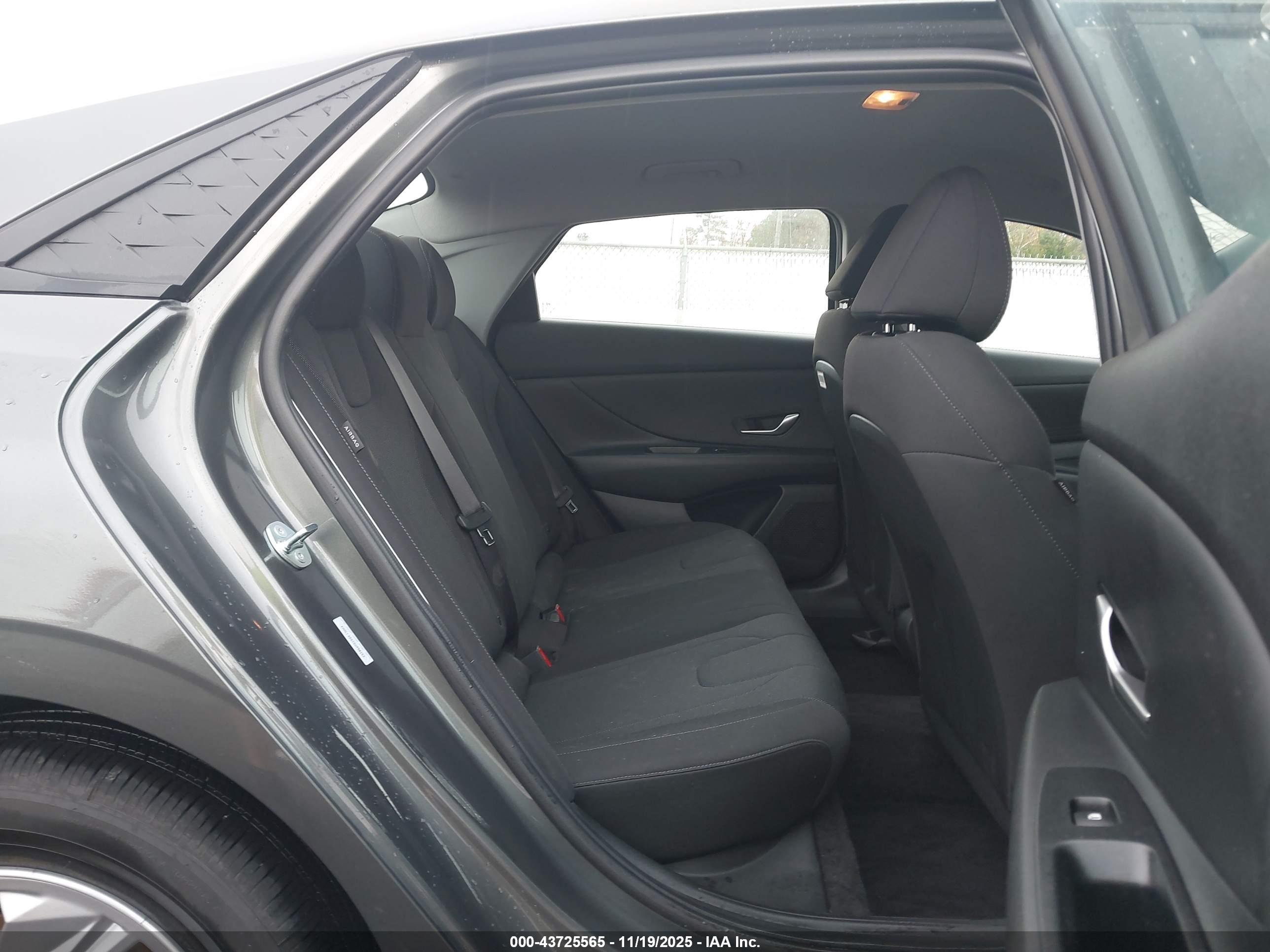 HYUNDAI ELANTRA image 8