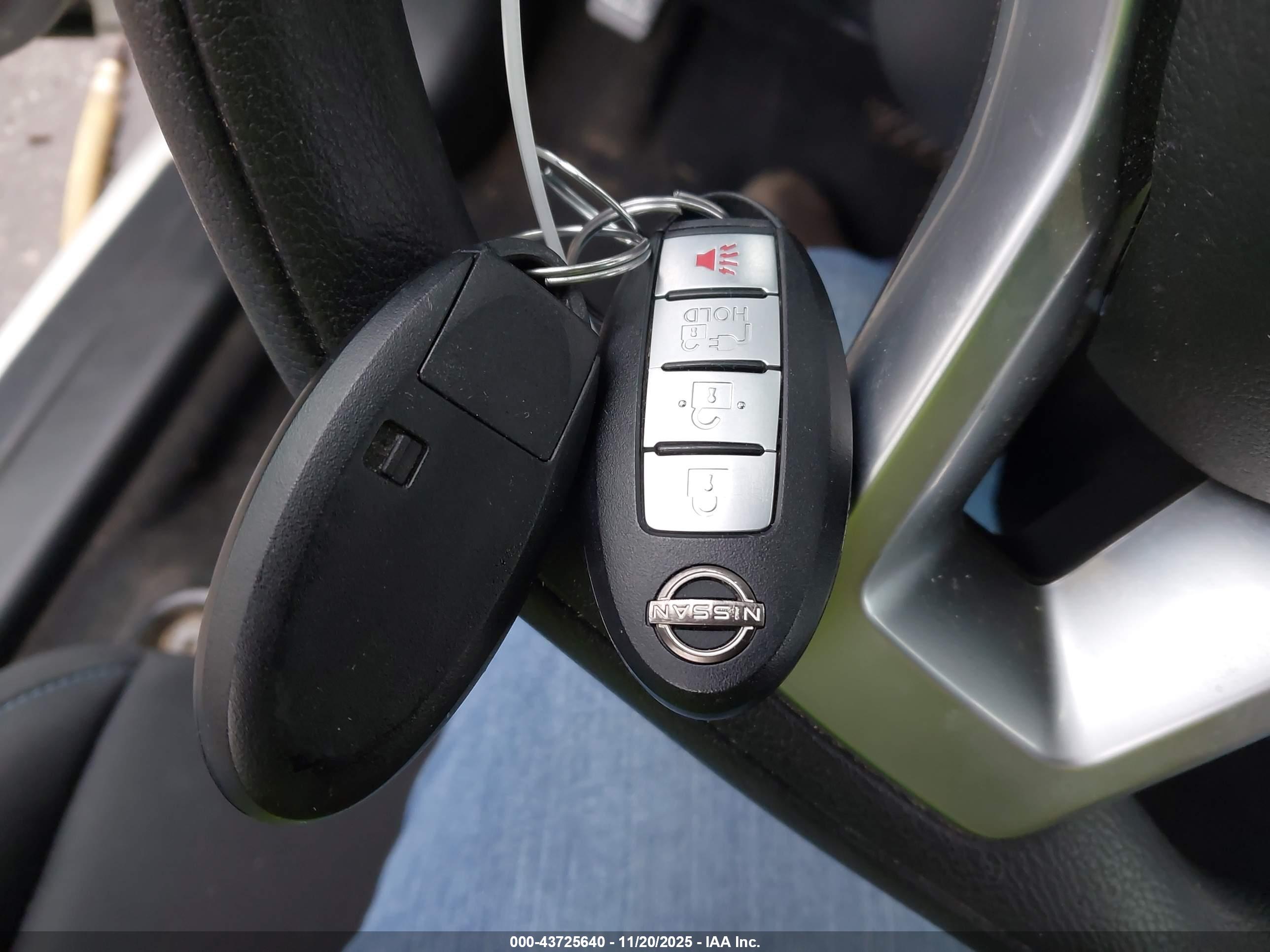 NISSAN LEAF image 11