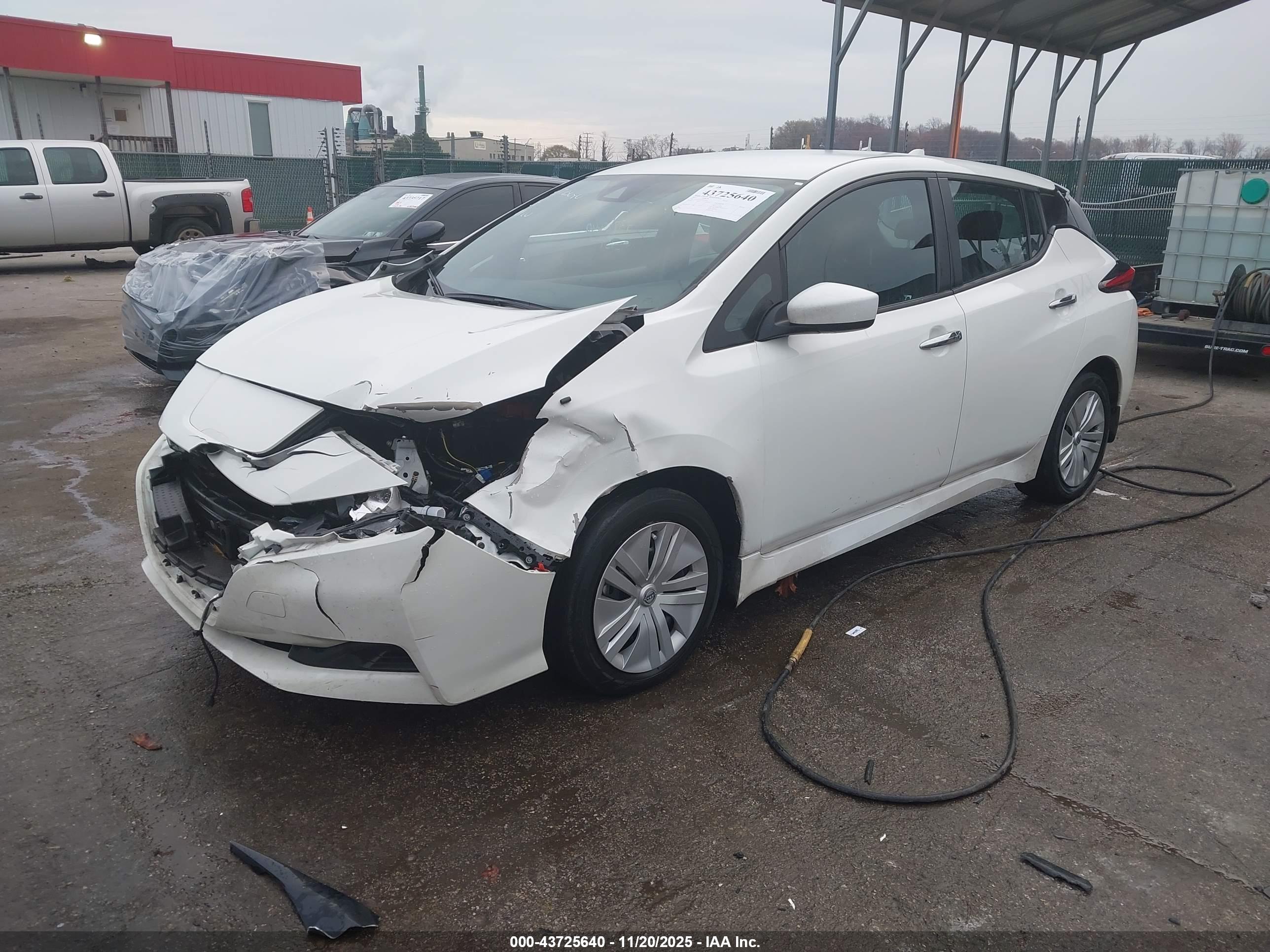 NISSAN LEAF image 2
