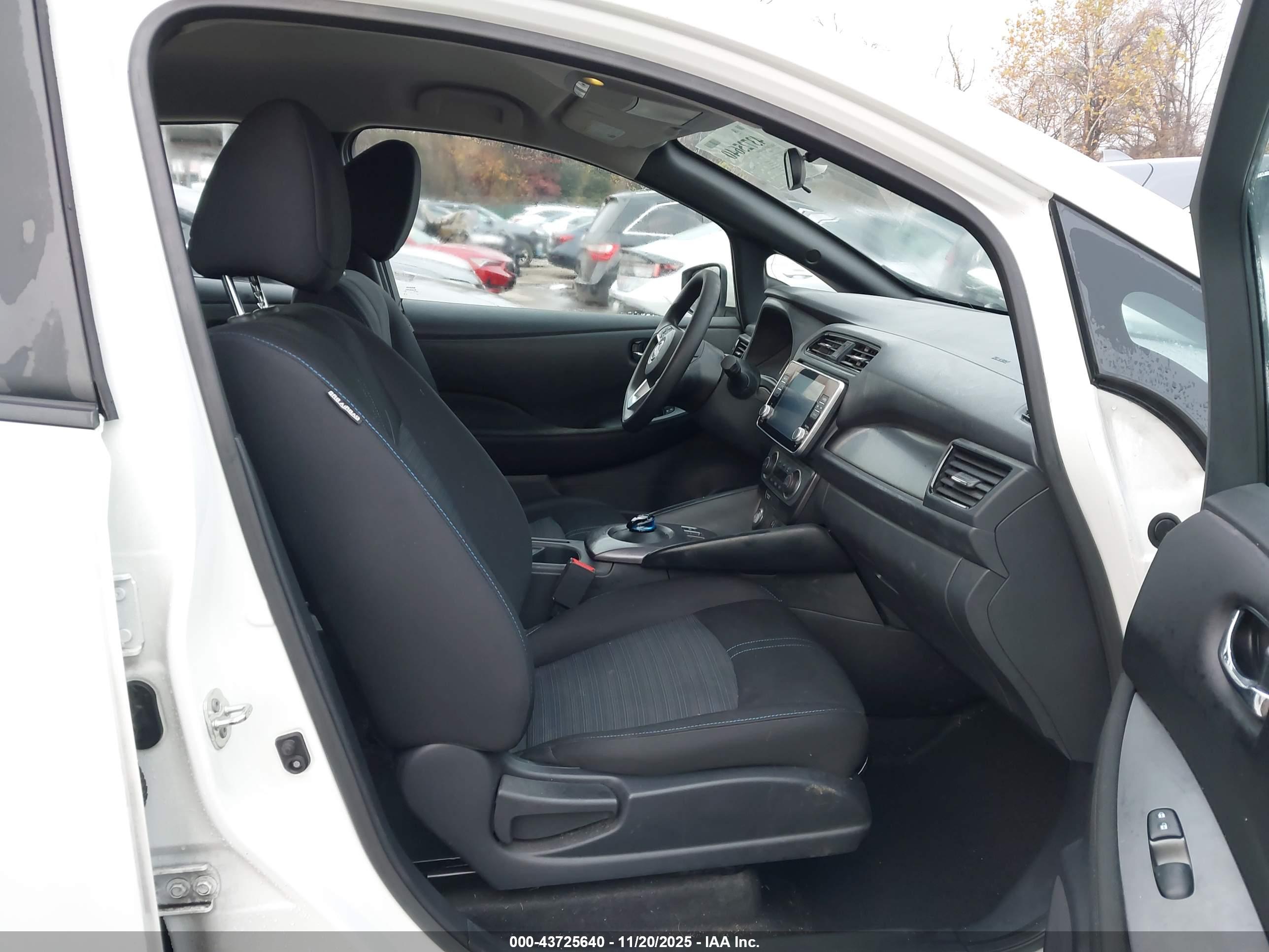 NISSAN LEAF image 5