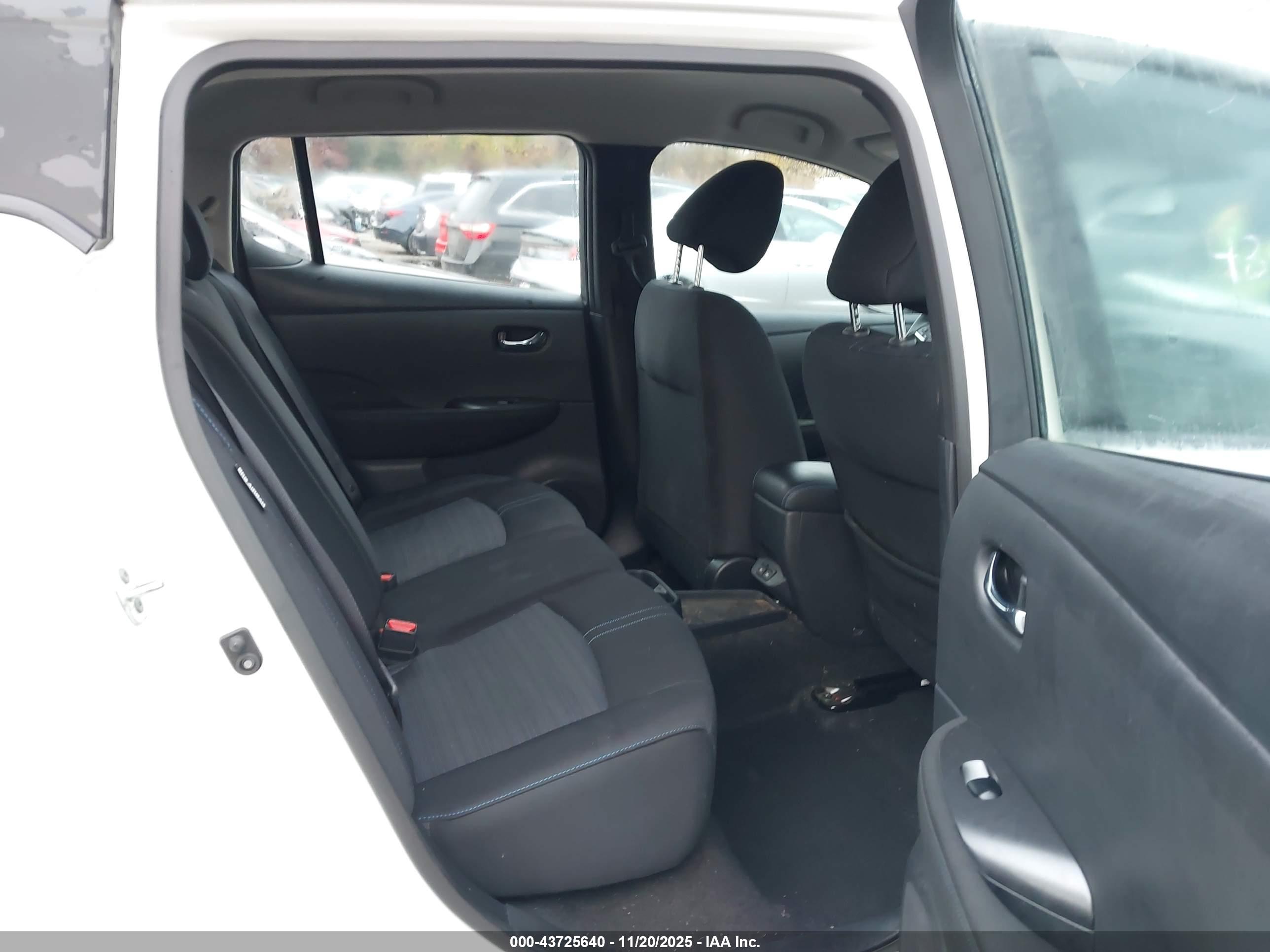 NISSAN LEAF image 8