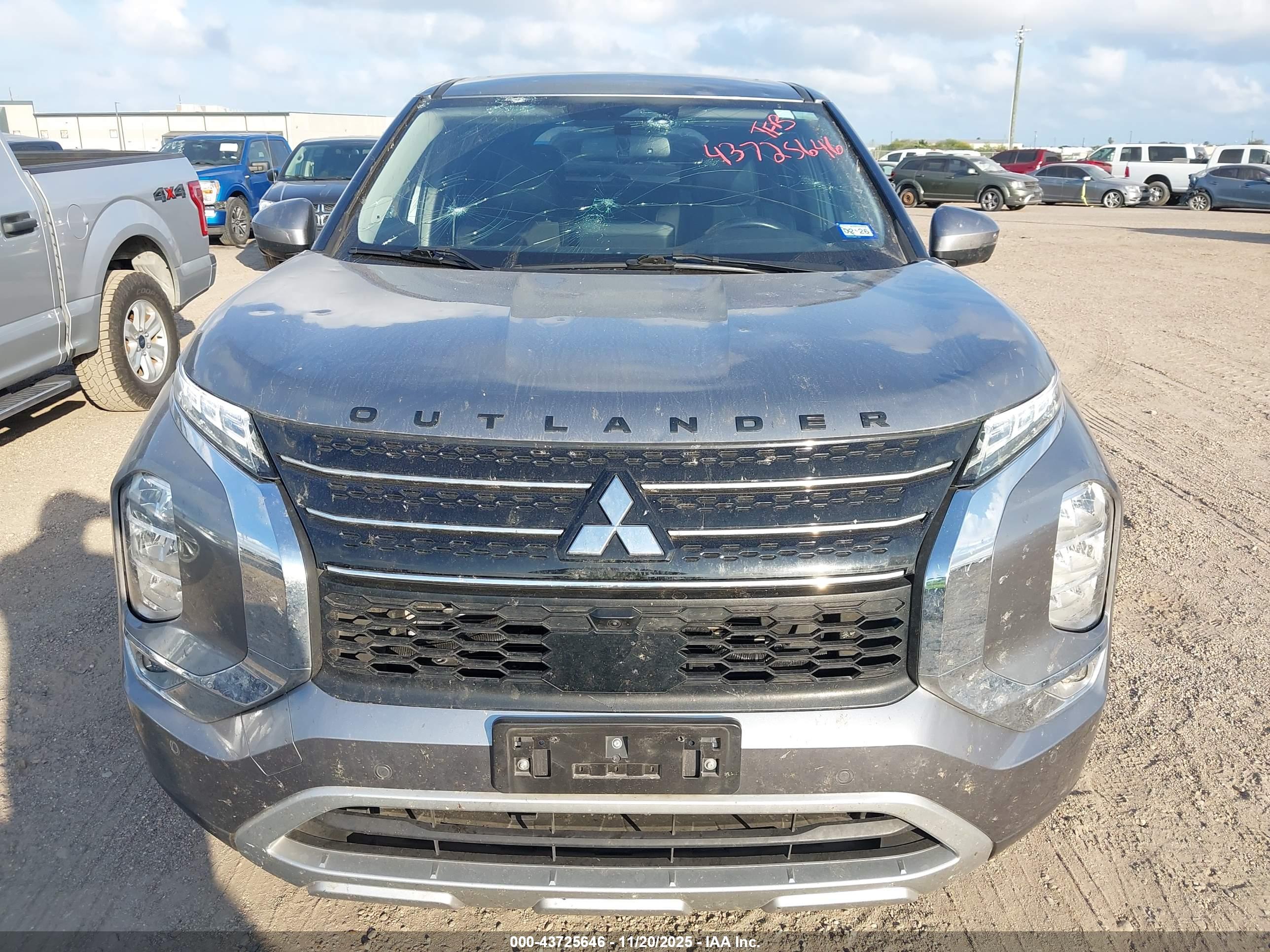 MITSUBISHI OUTLANDER image 6