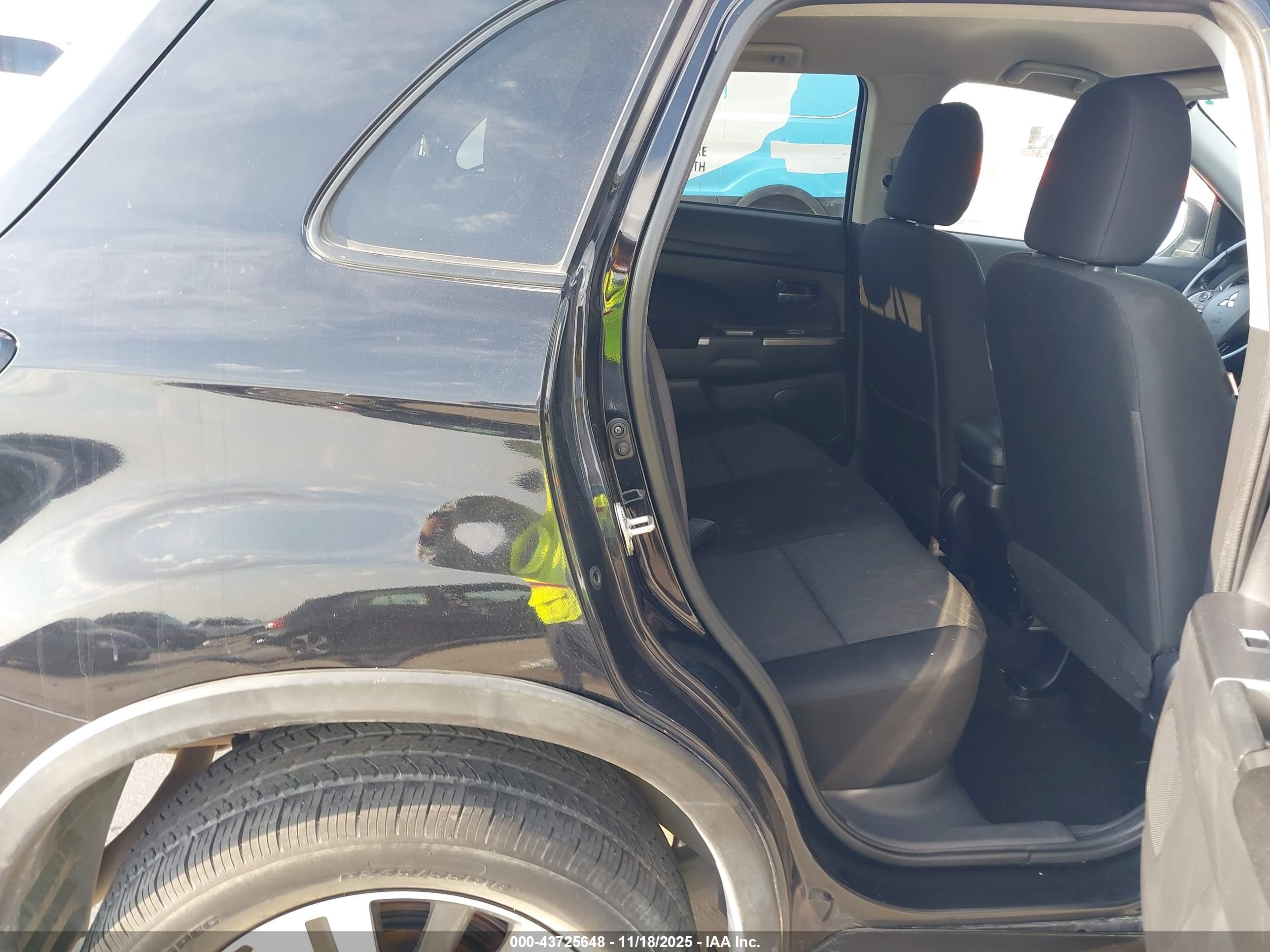 MITSUBISHI OUTLANDER image 8
