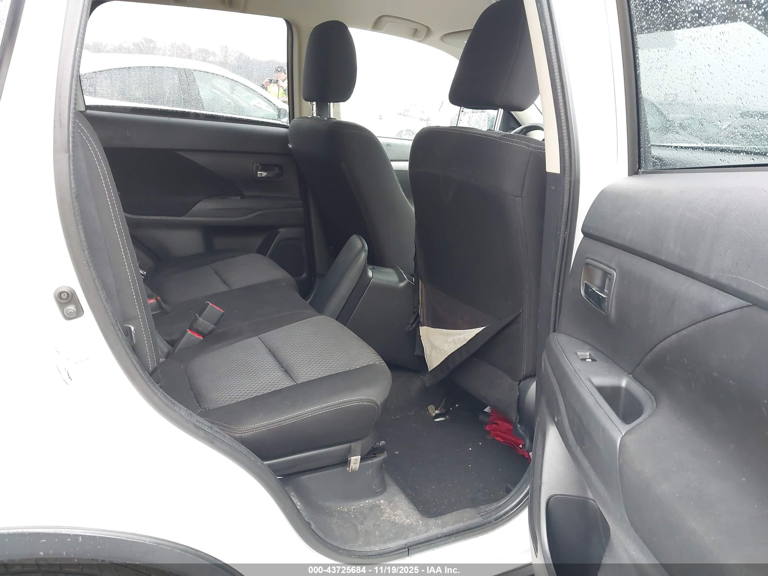 MITSUBISHI OUTLANDER image 8