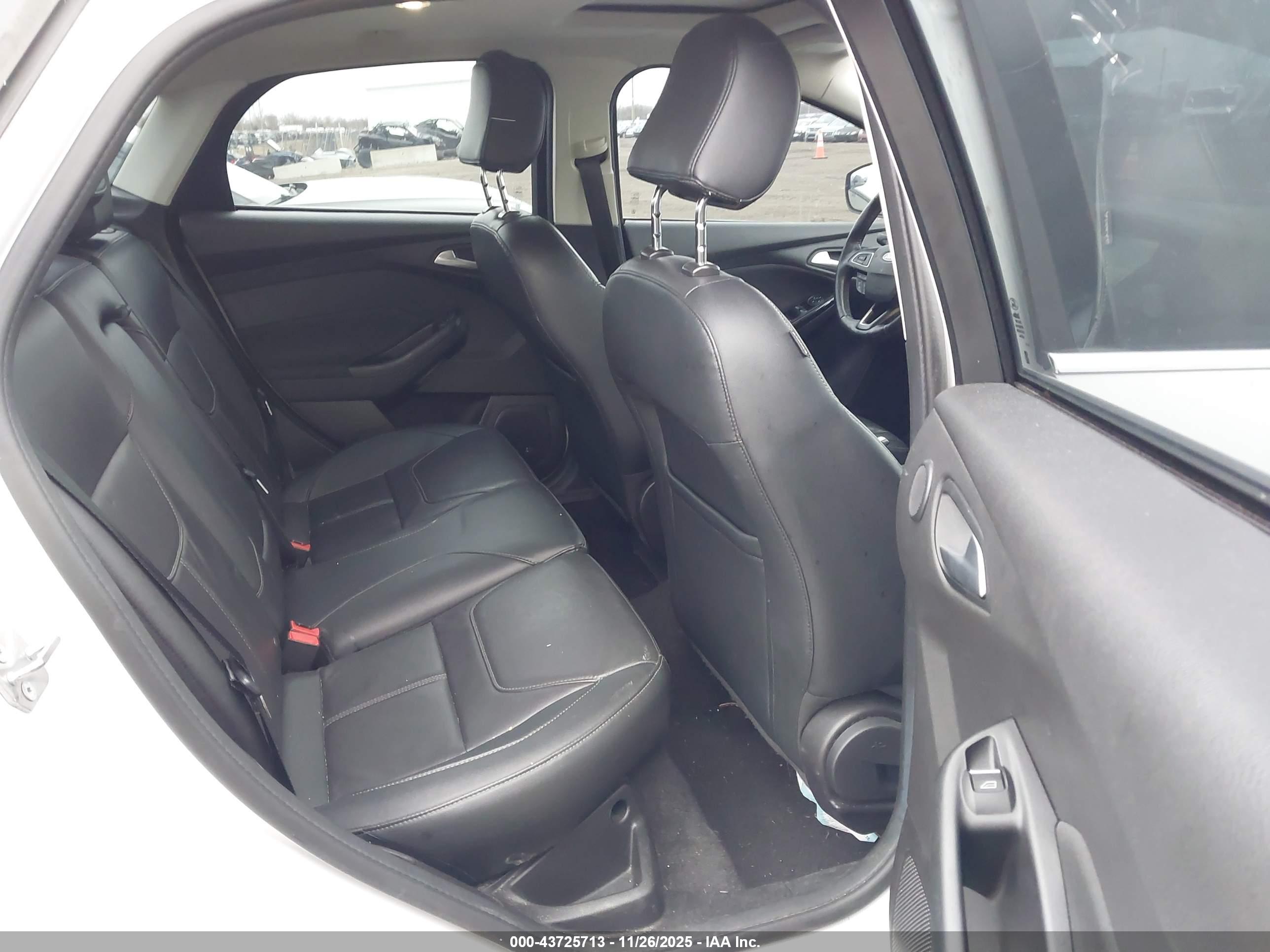 FORD FOCUS image 8