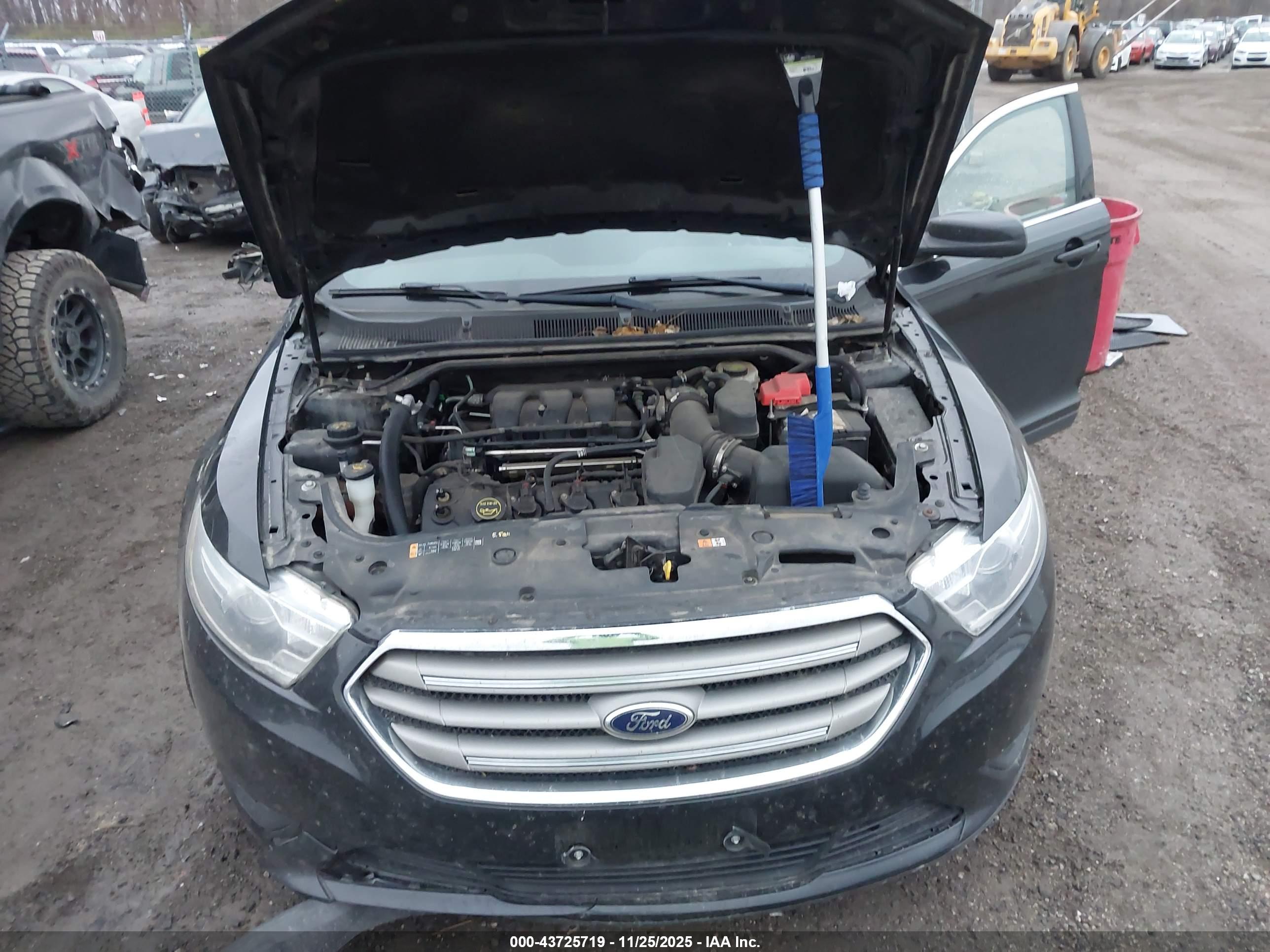 FORD TAURUS image 10