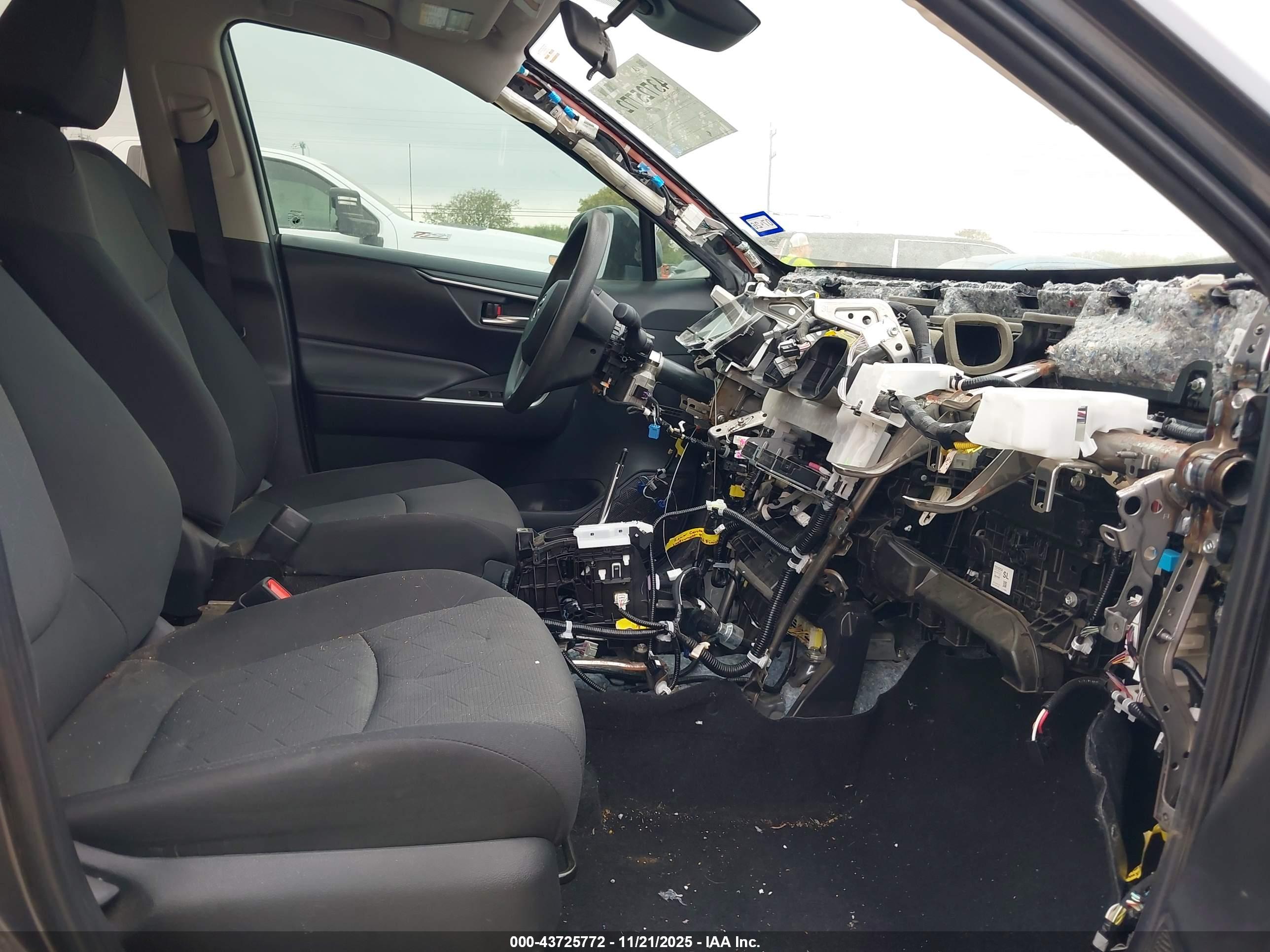 TOYOTA RAV4 image 5