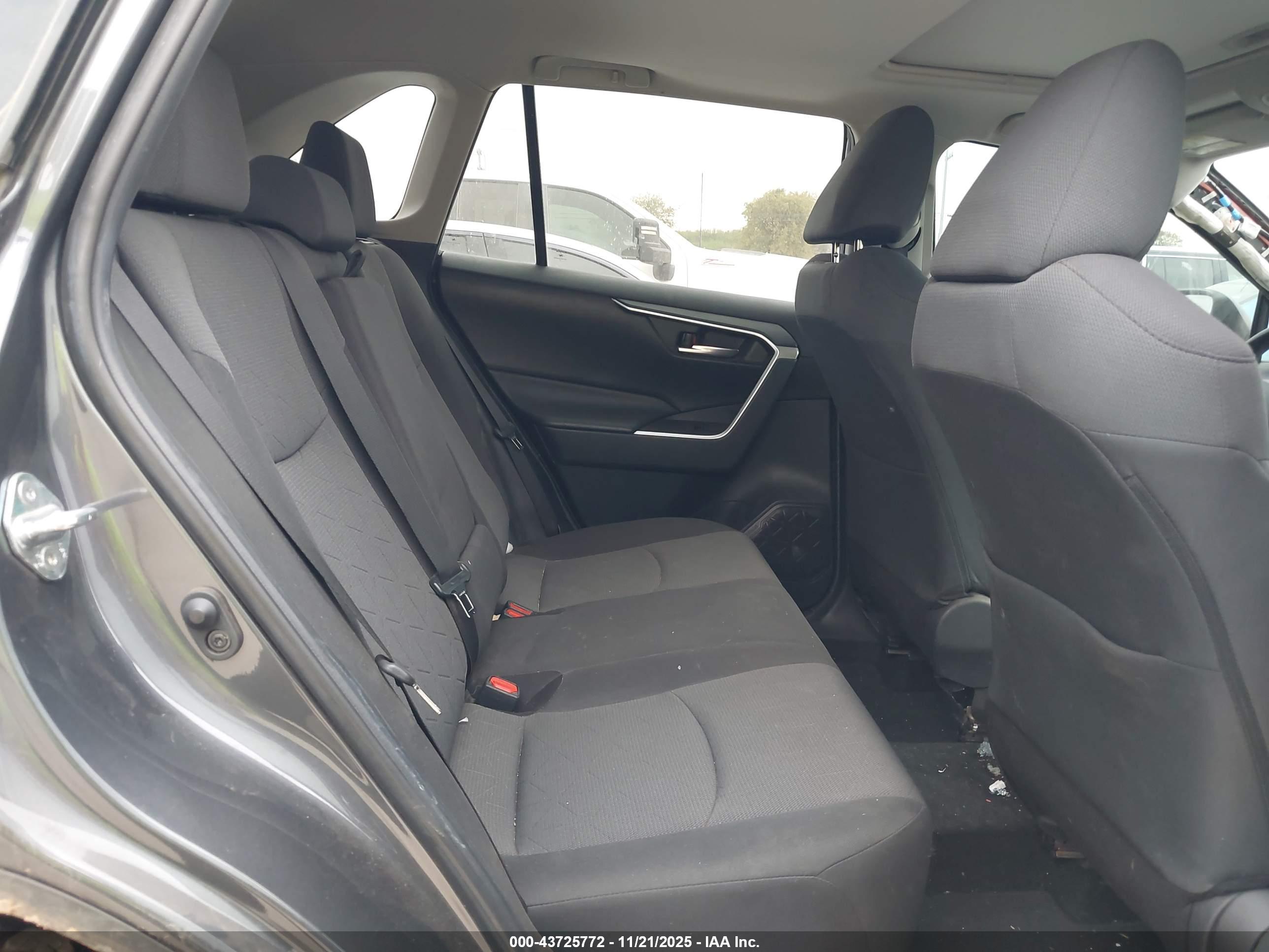 TOYOTA RAV4 image 8