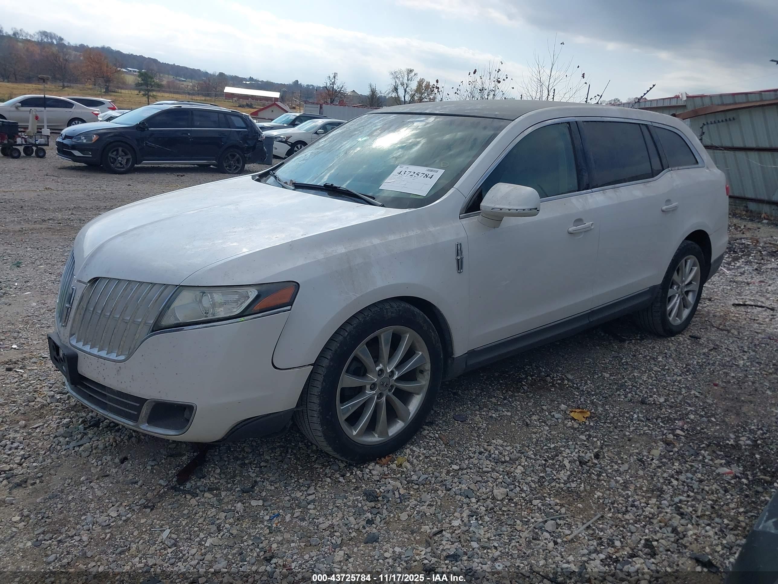 LINCOLN MKT image 2