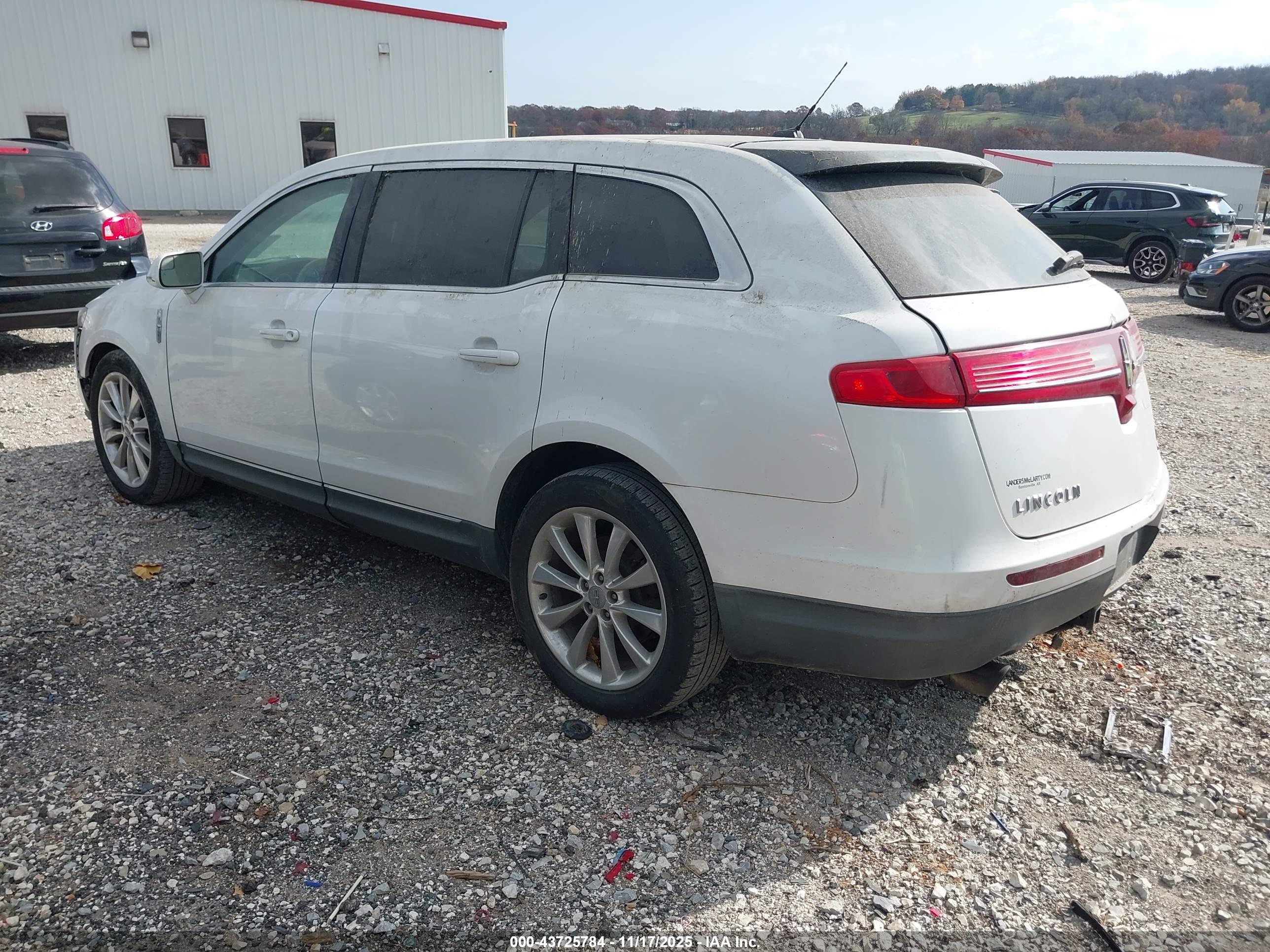 LINCOLN MKT image 3