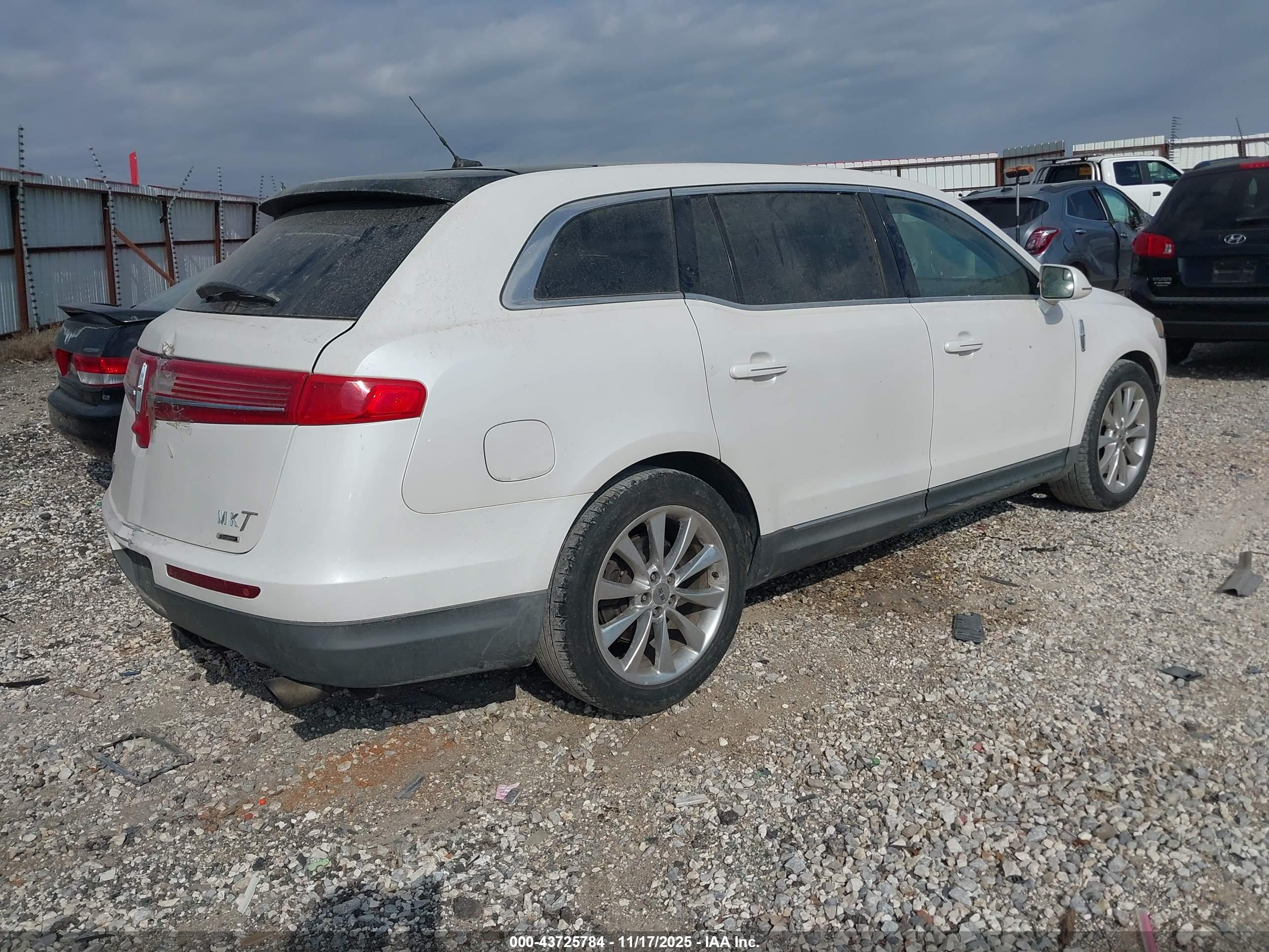 LINCOLN MKT image 4