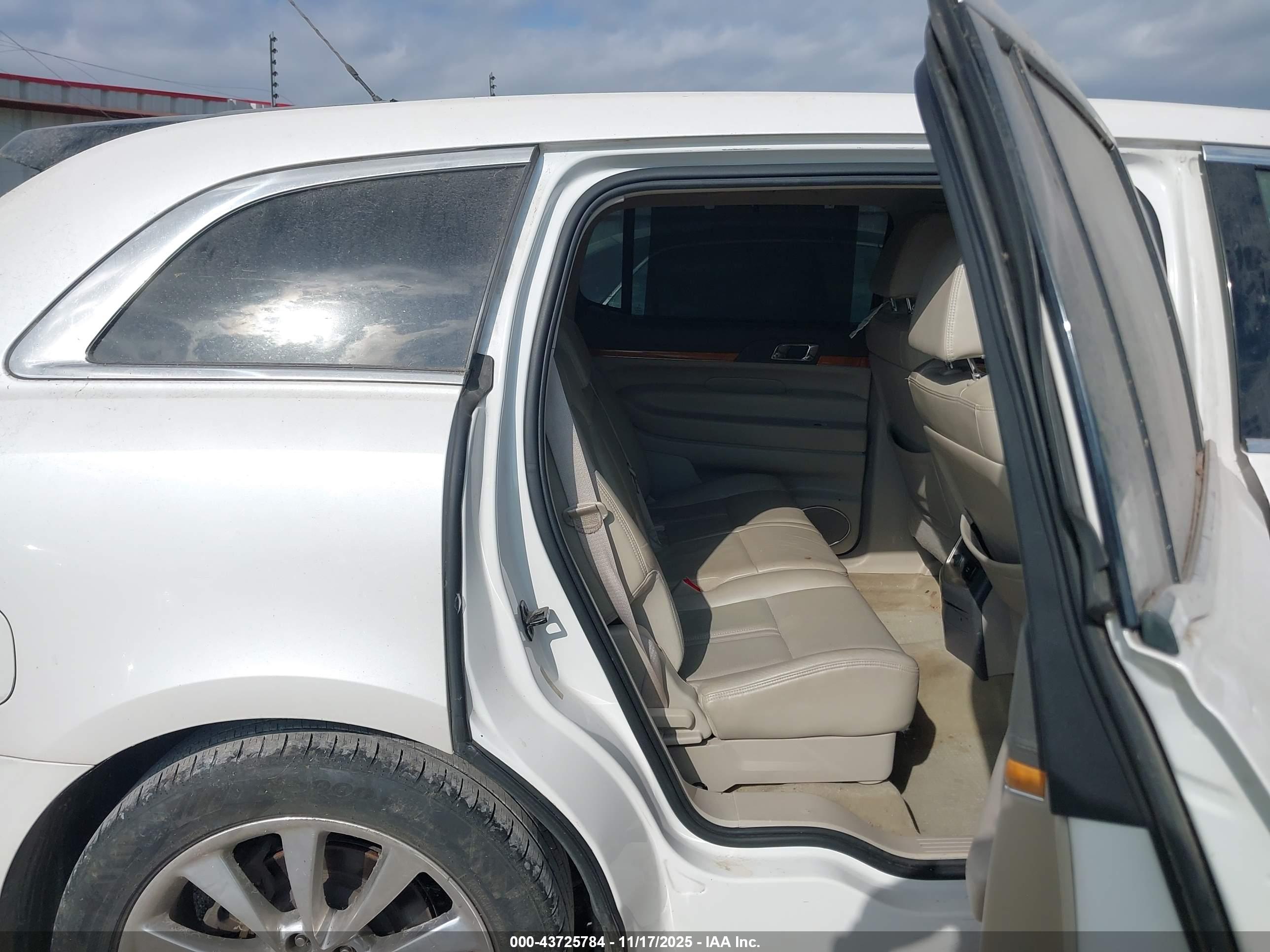 LINCOLN MKT image 8