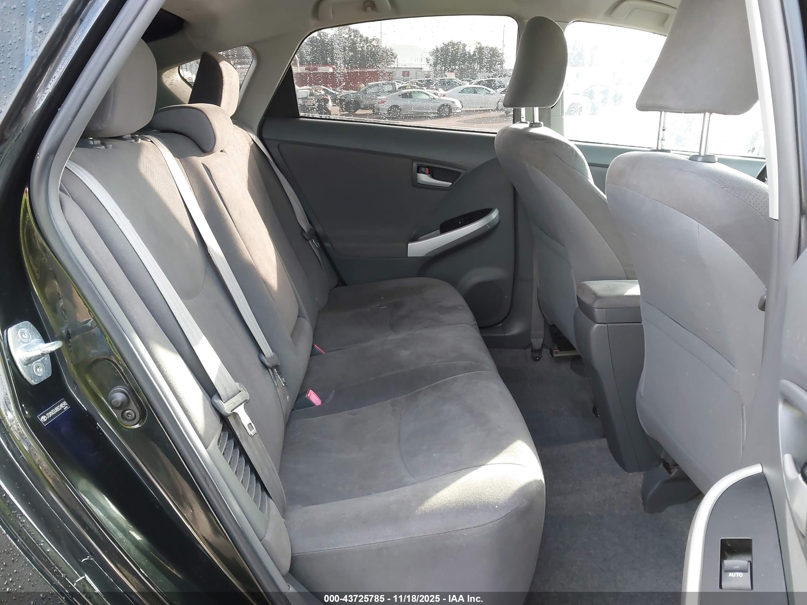 TOYOTA PRIUS image 8