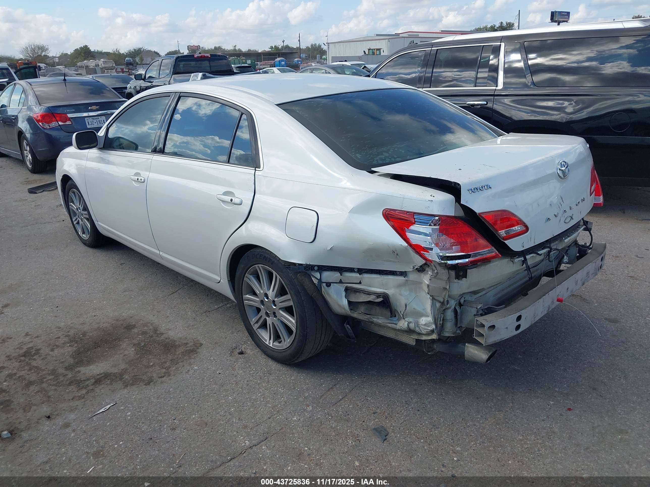 TOYOTA AVALON image 3
