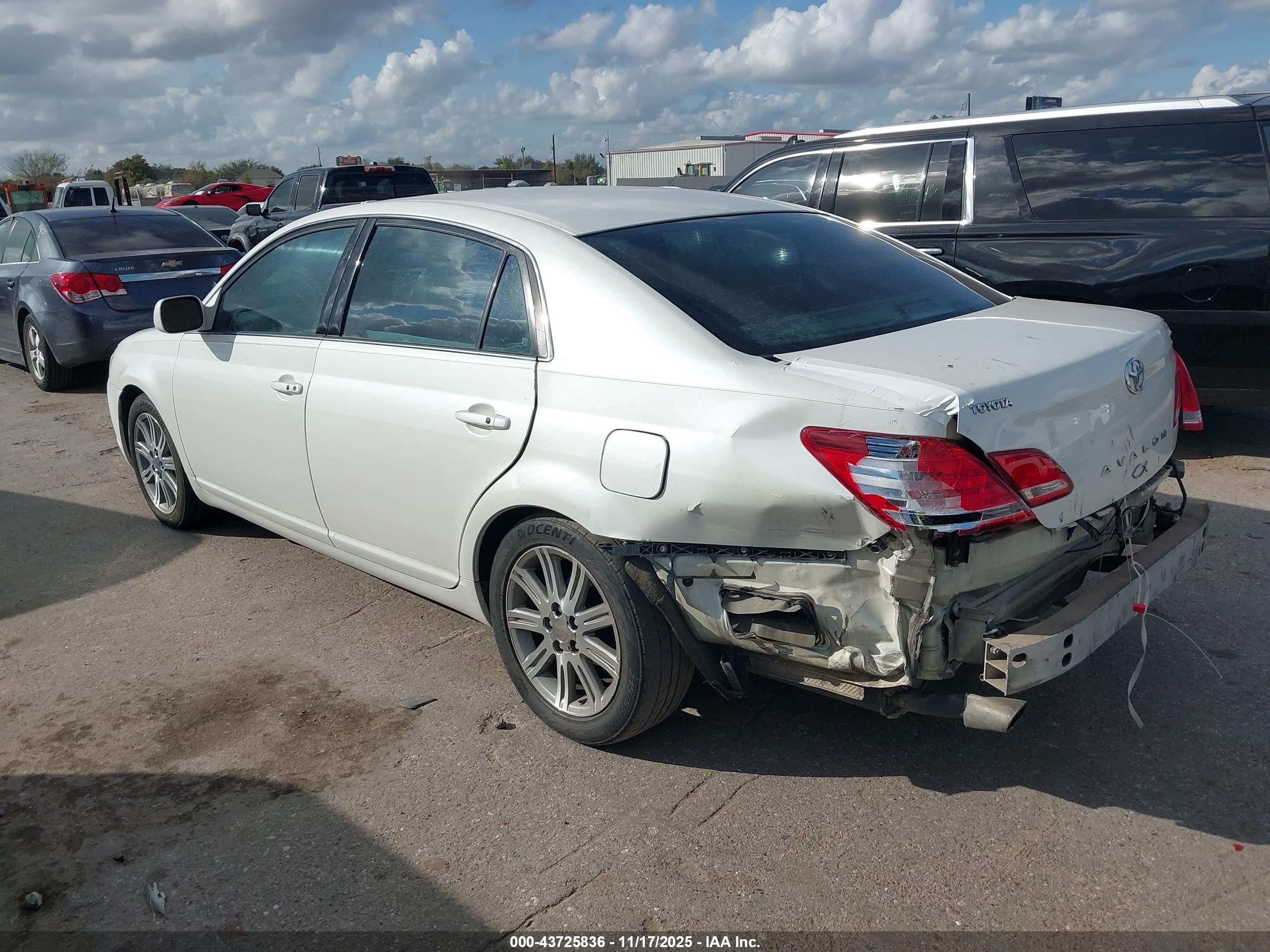 TOYOTA AVALON image 6