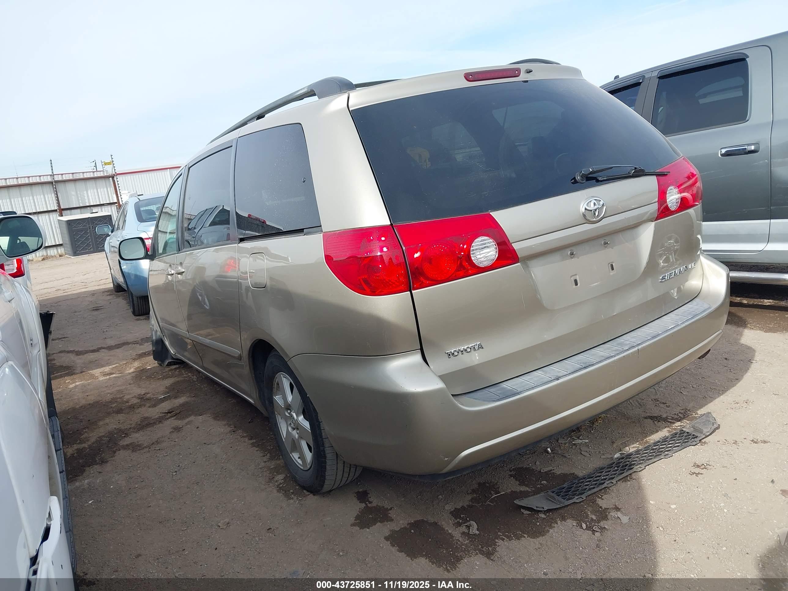 TOYOTA SIENNA image 3